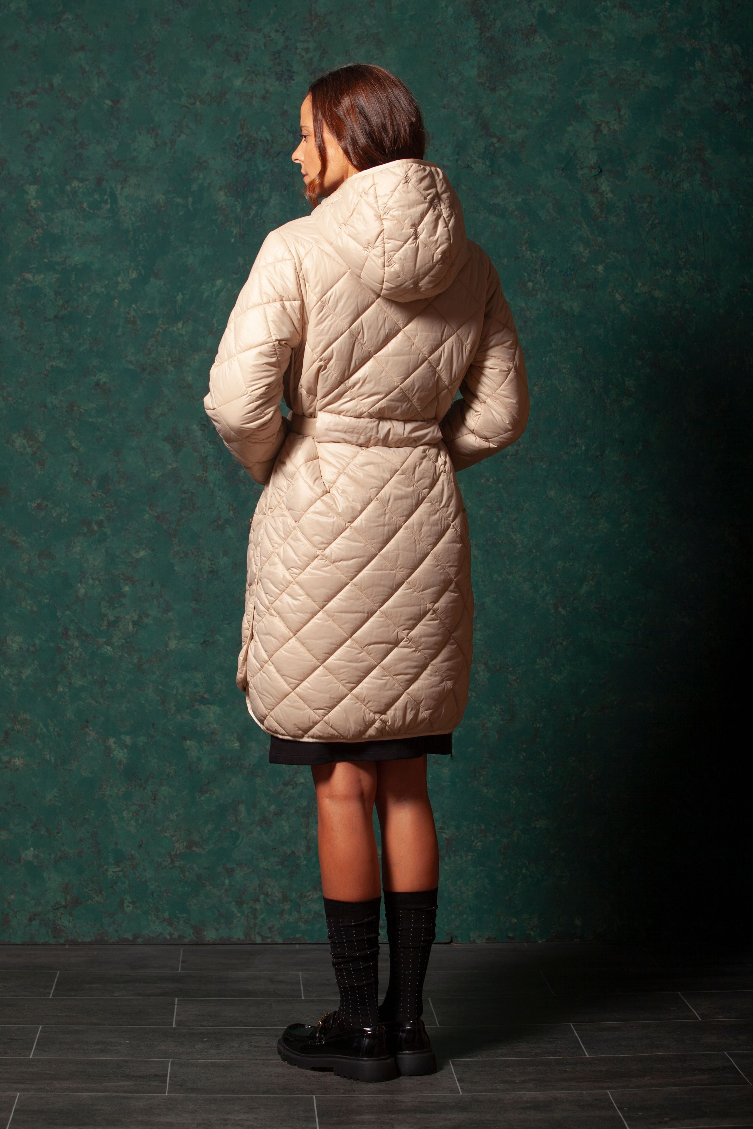 Abrigo beige largo guateado con capucha y cinturon LolitasyL - lolitasyl.com