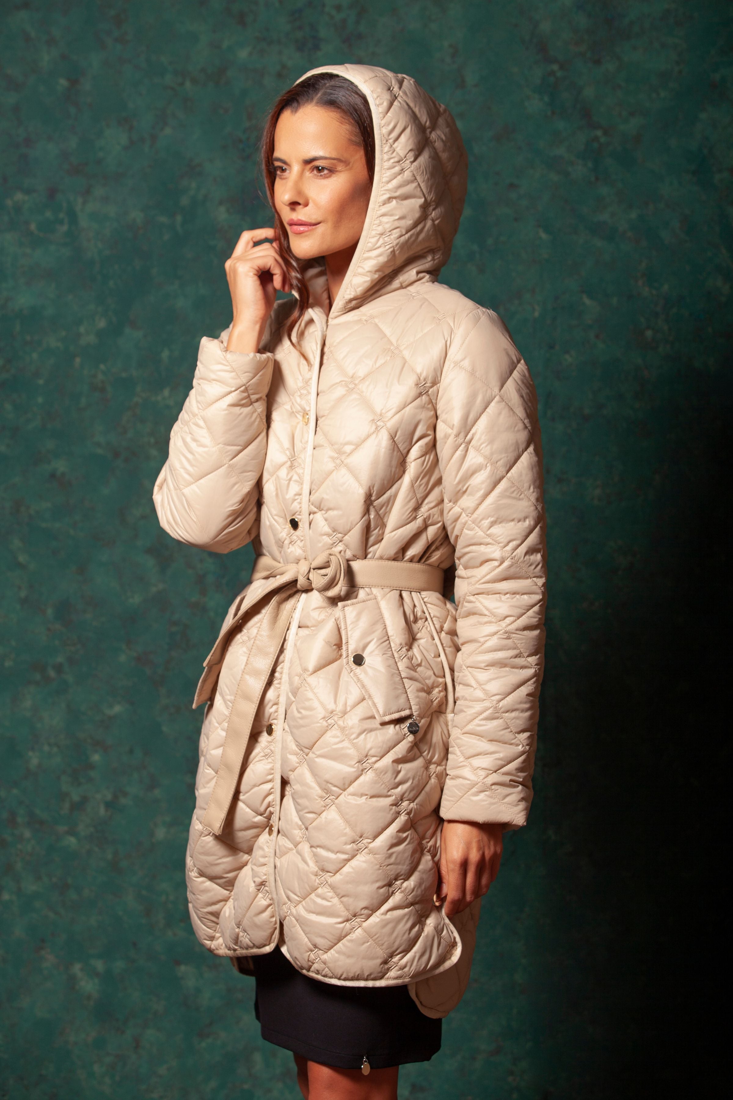 Abrigo beige largo guateado con capucha y cinturon LolitasyL - lolitasyl.com