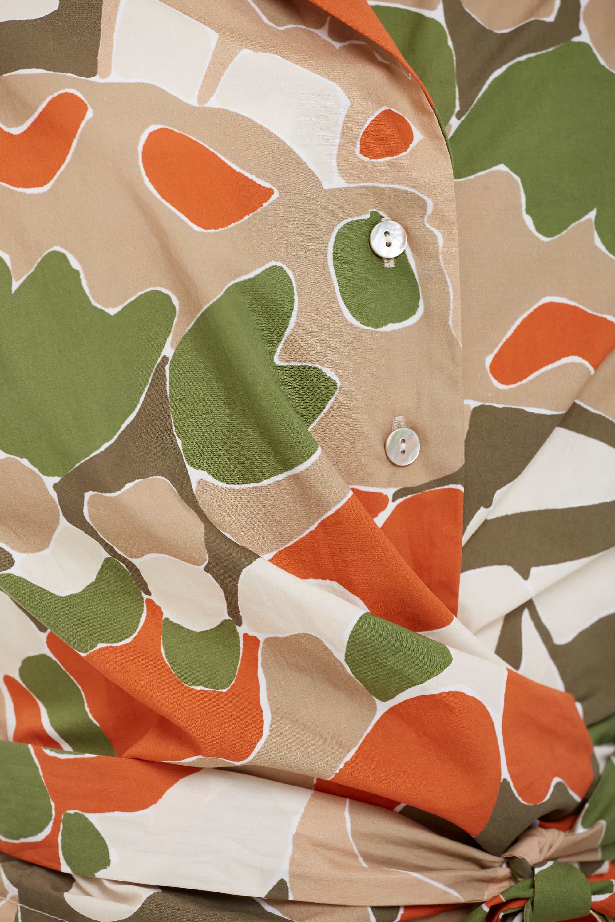 Camisa cruzada estampada mimetica con cintaron - lolitasyl.com