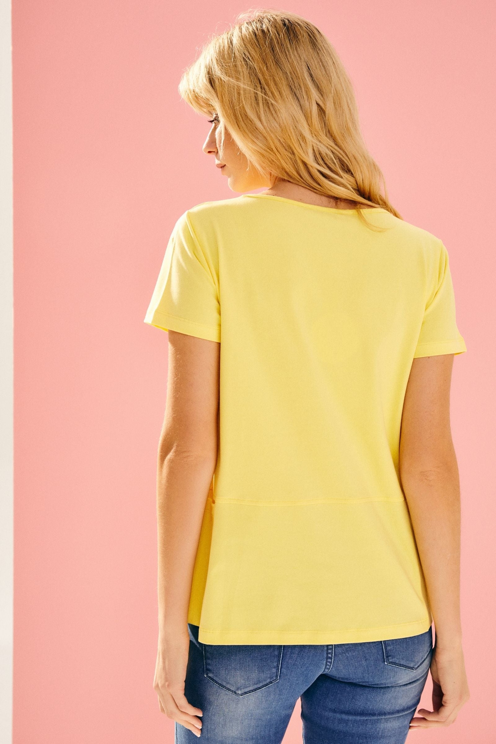 Camiseta amarillo lima básica con corte y bolsillos Lolitas - lolitasyl.com