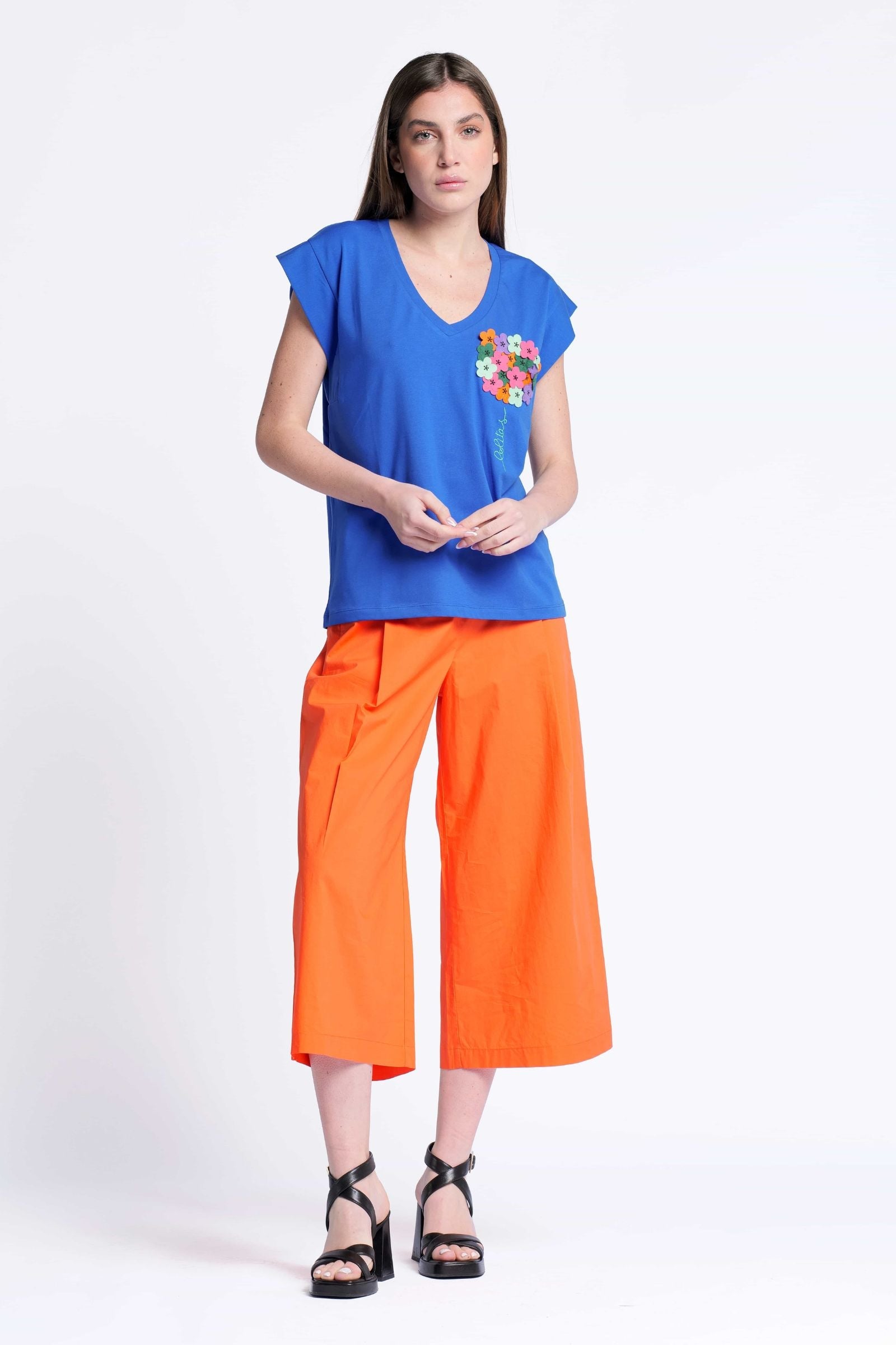Camiseta azul bordada con aplicacion flor escote pico Lolitas&L - lolitasyl.com