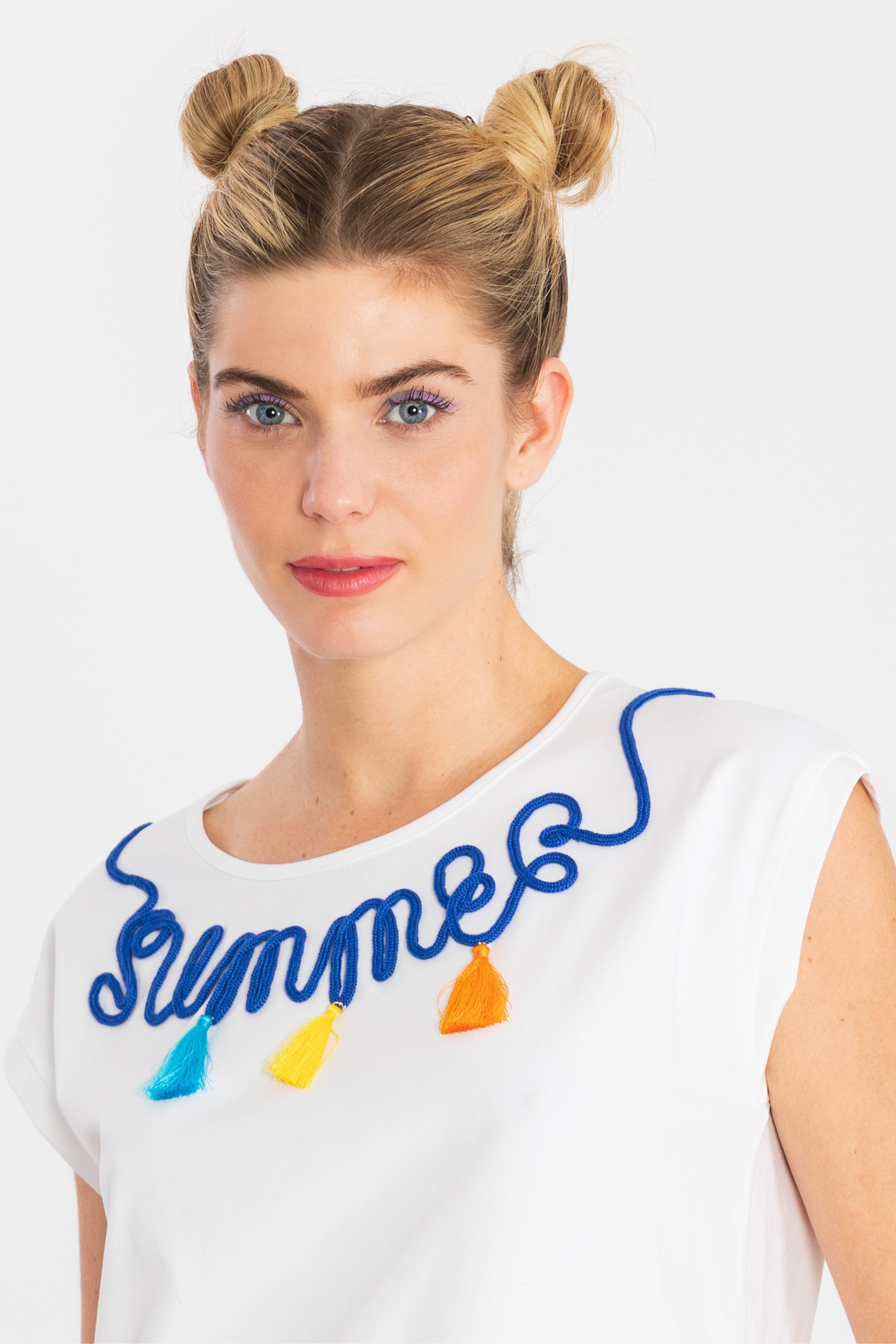 Camiseta blanca bordado cordon y pompom en escote LolitasyL - lolitasyl.com