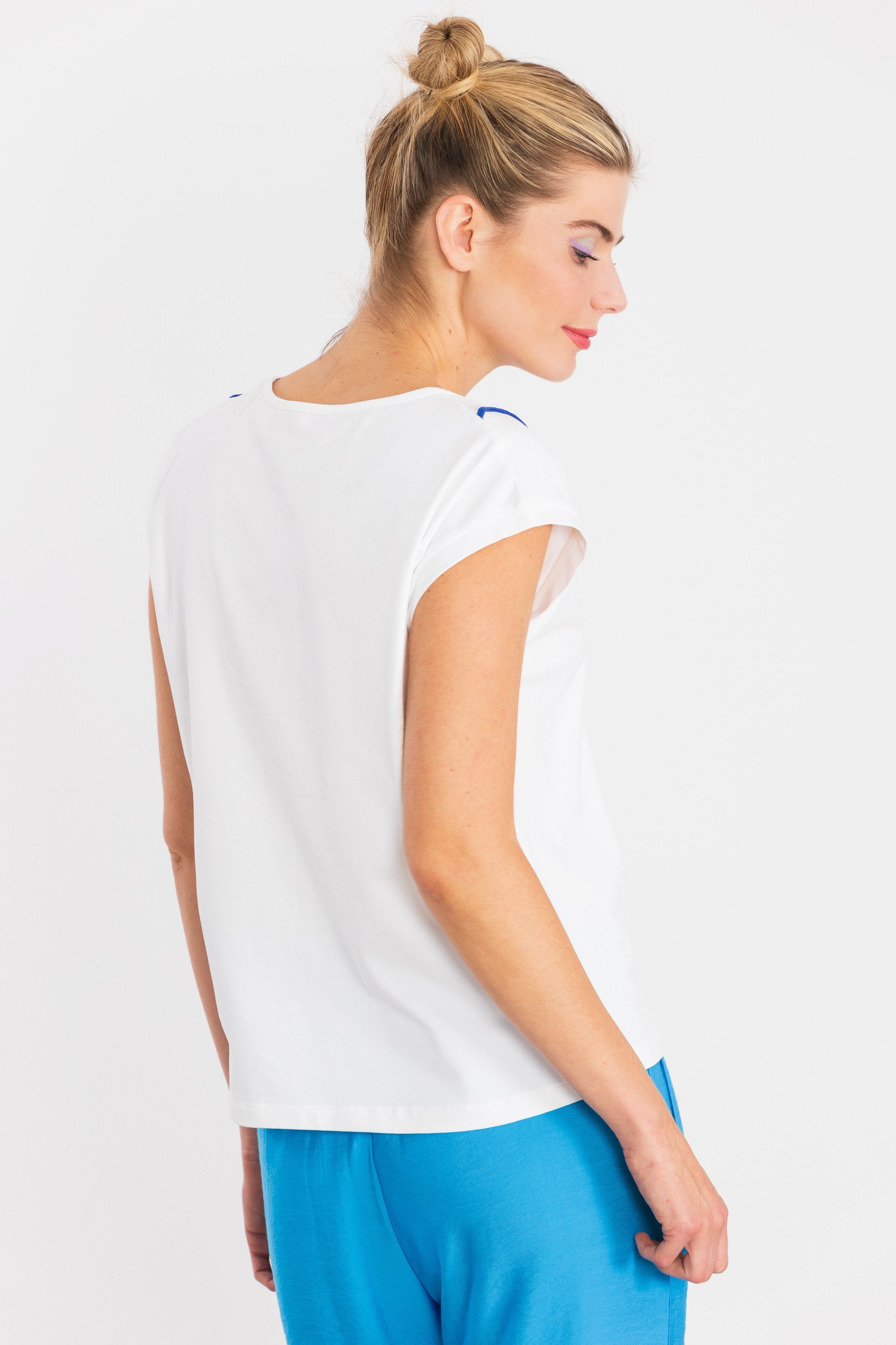 Camiseta blanca bordado cordon y pompom en escote LolitasyL - lolitasyl.com