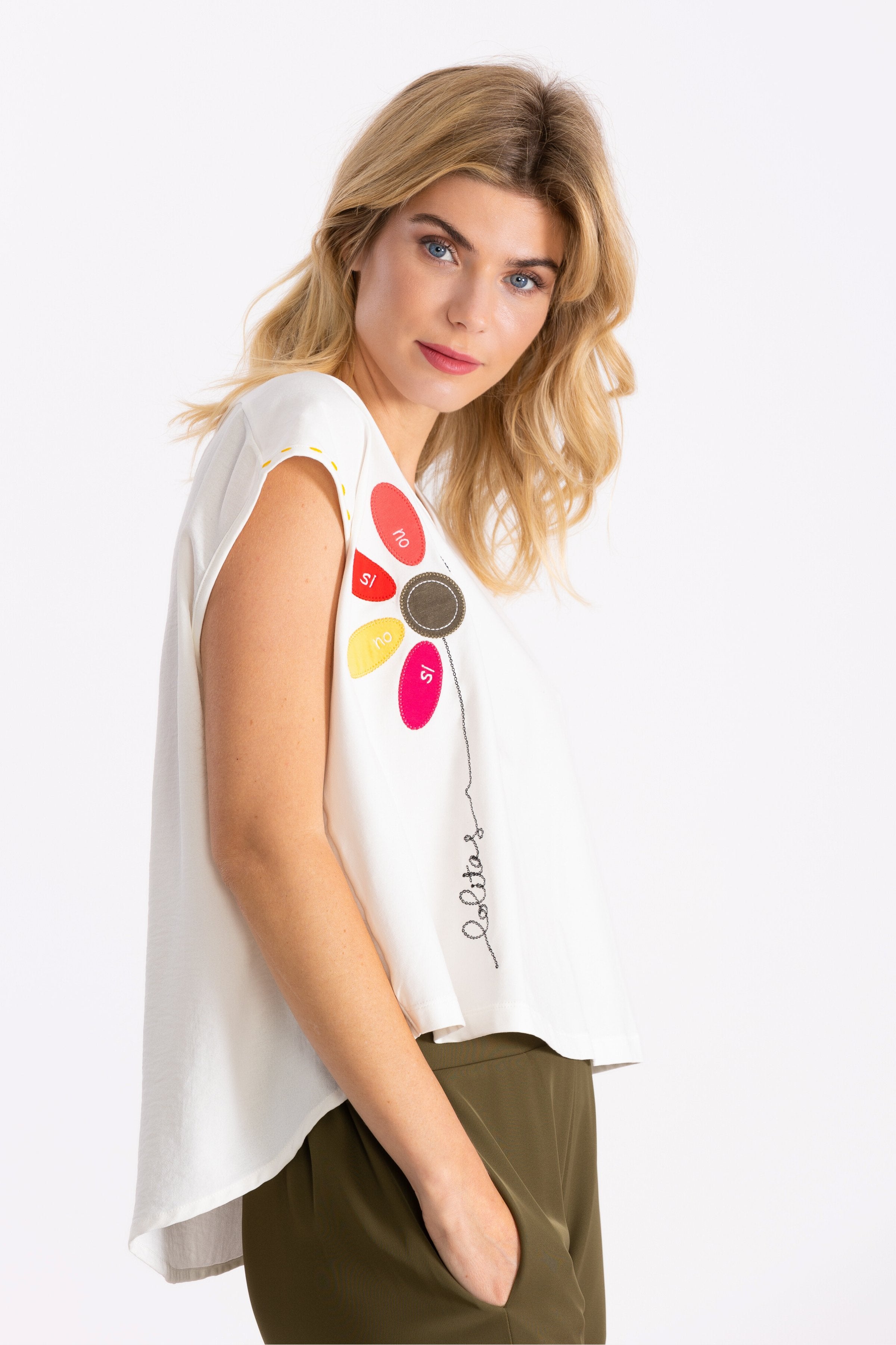 Camiseta blanca bordado flor multicolor si no LolitasyL - lolitasyl.com