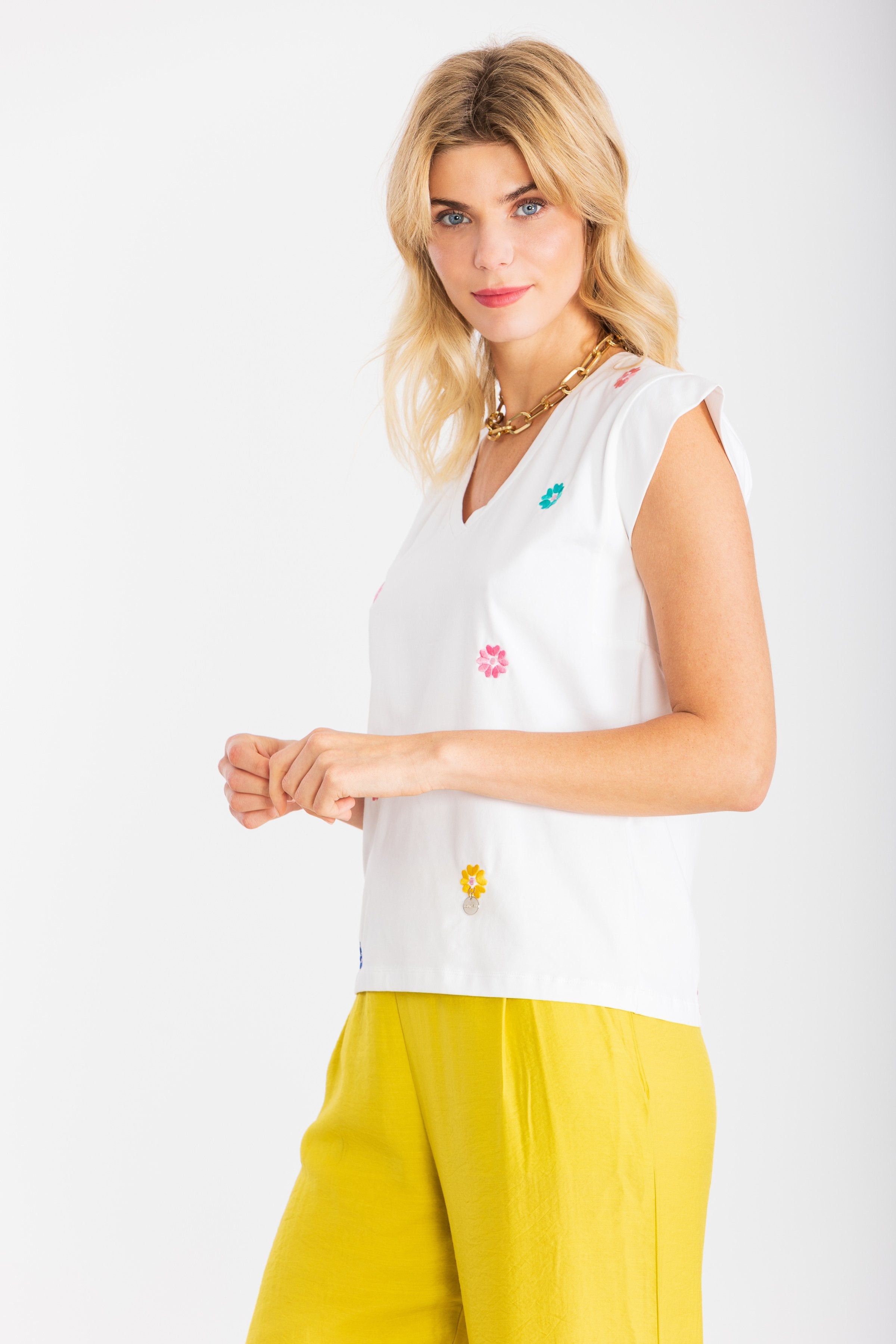 Camiseta blanca con boldado de flores multicolor LolitasyL - lolitasyl.com