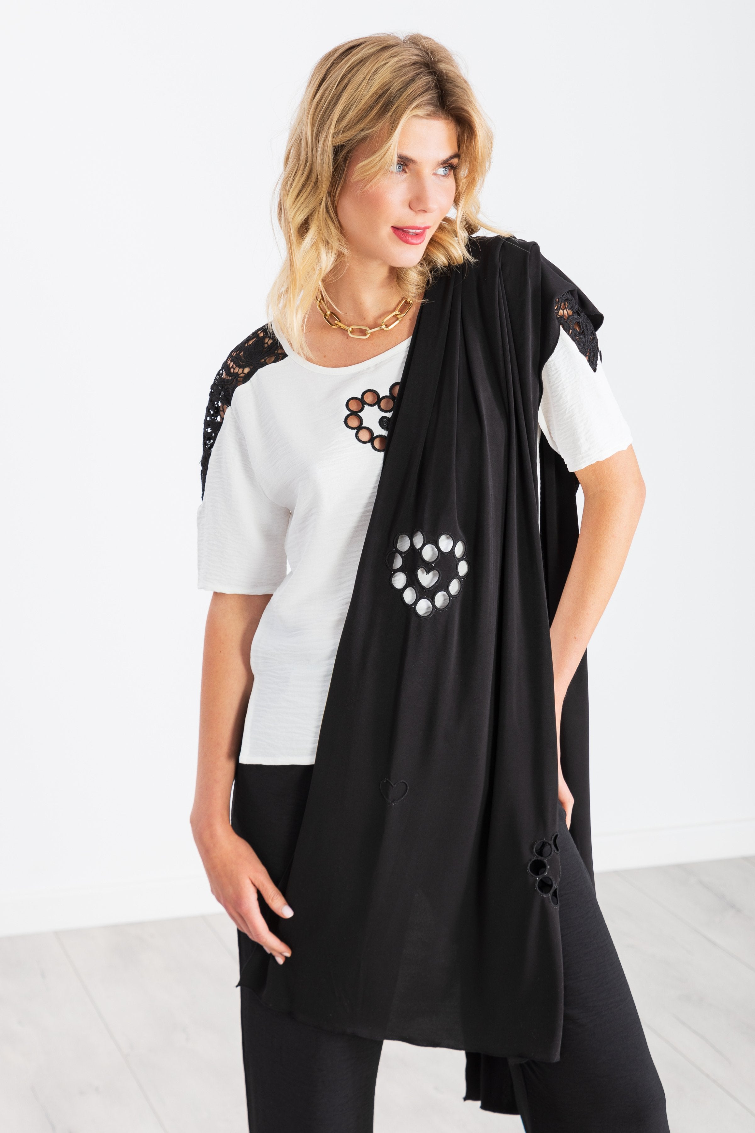 Camiseta blanca corazon bordado con grogre contraste negro LolitasyL - lolitasyl.com