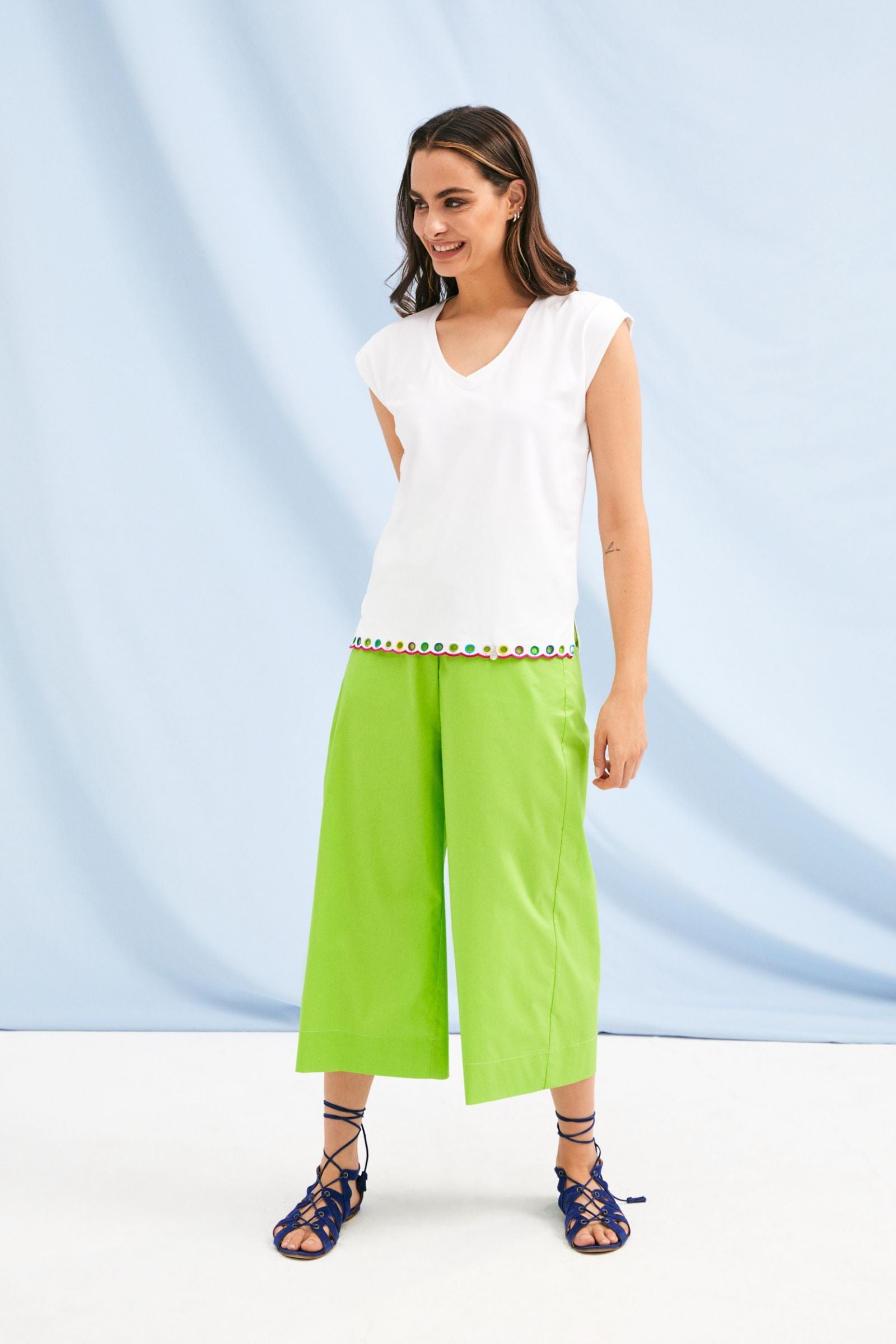 Camiseta blanca escote pico con bordado multicolor en contorno Lolitas&L - lolitasyl.com