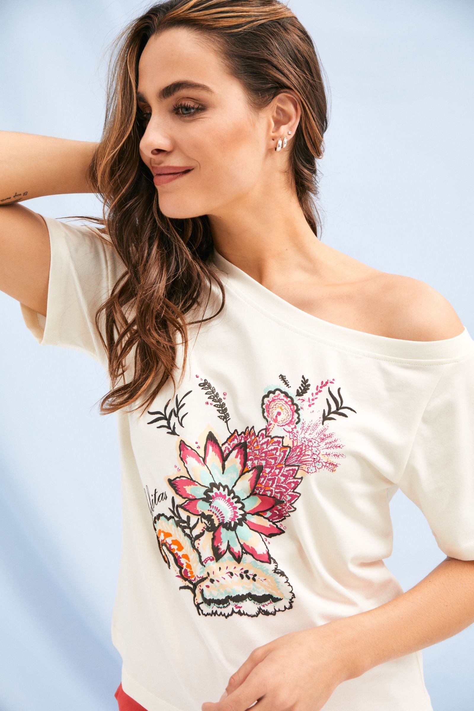 Camiseta blanca estampado flores escote barco Lolitas&L - lolitasyl.com