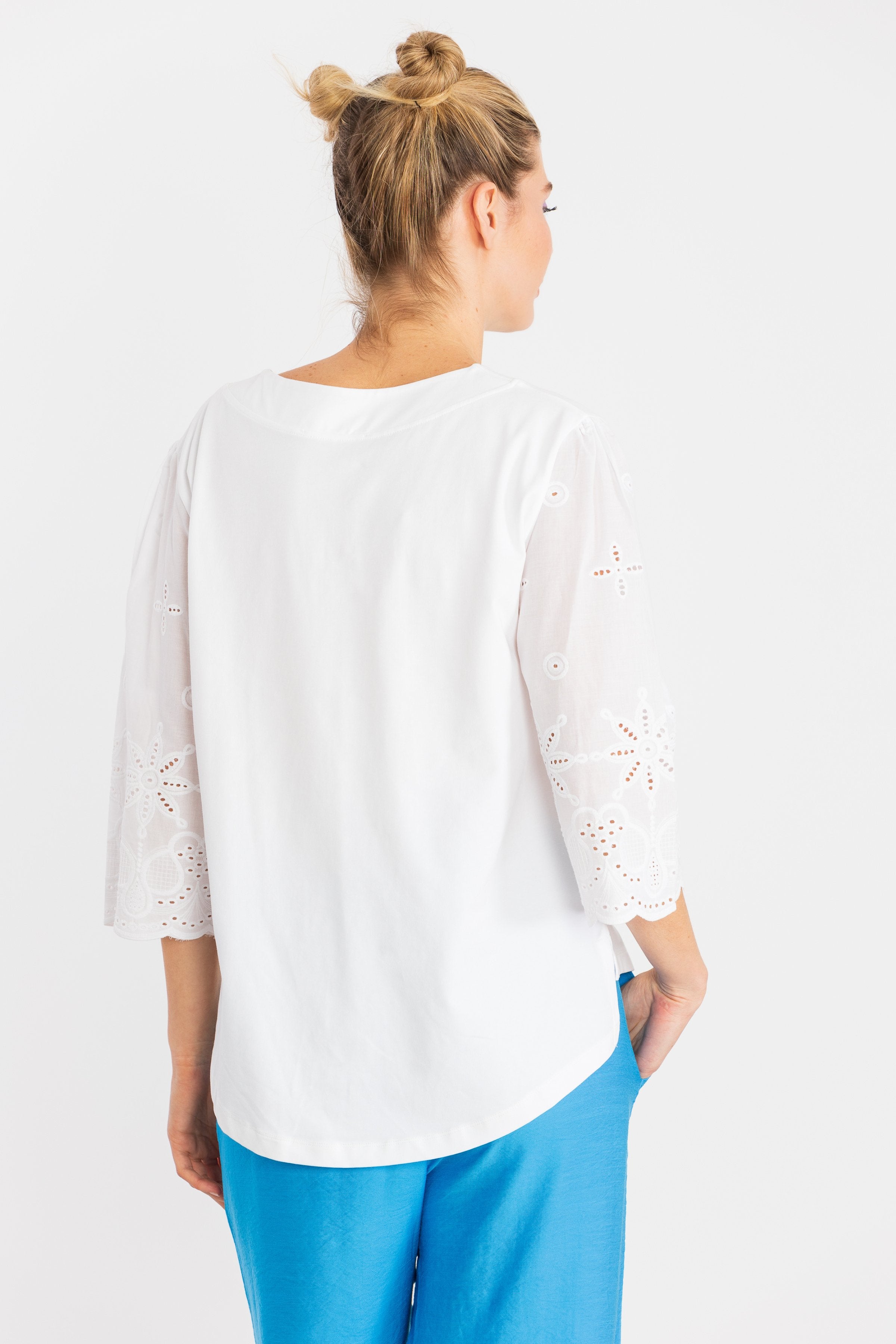 Camiseta blanca manga bordada con botones en el escote LolitasyL - lolitasyl.com