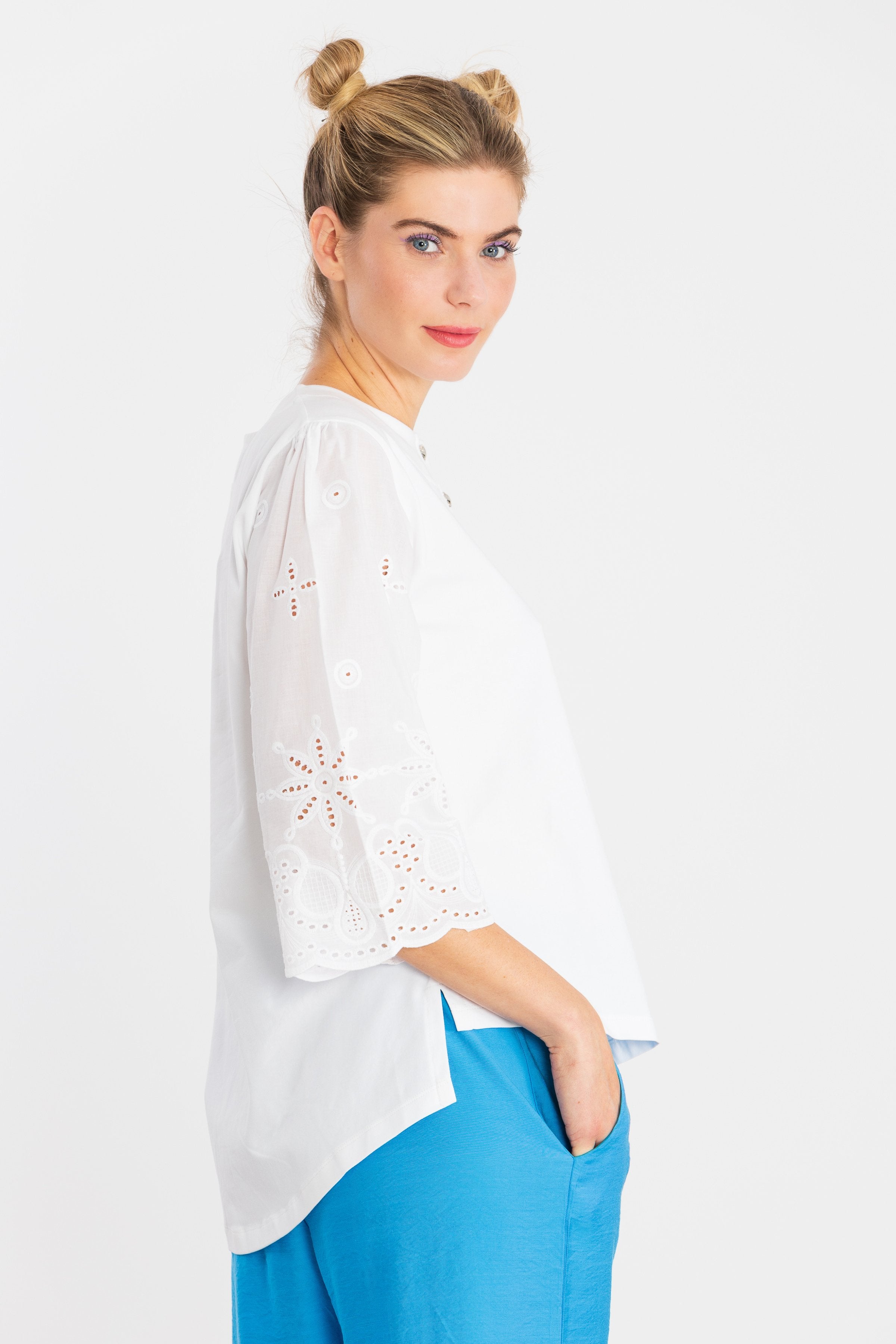 Camiseta blanca manga bordada con botones en el escote LolitasyL - lolitasyl.com