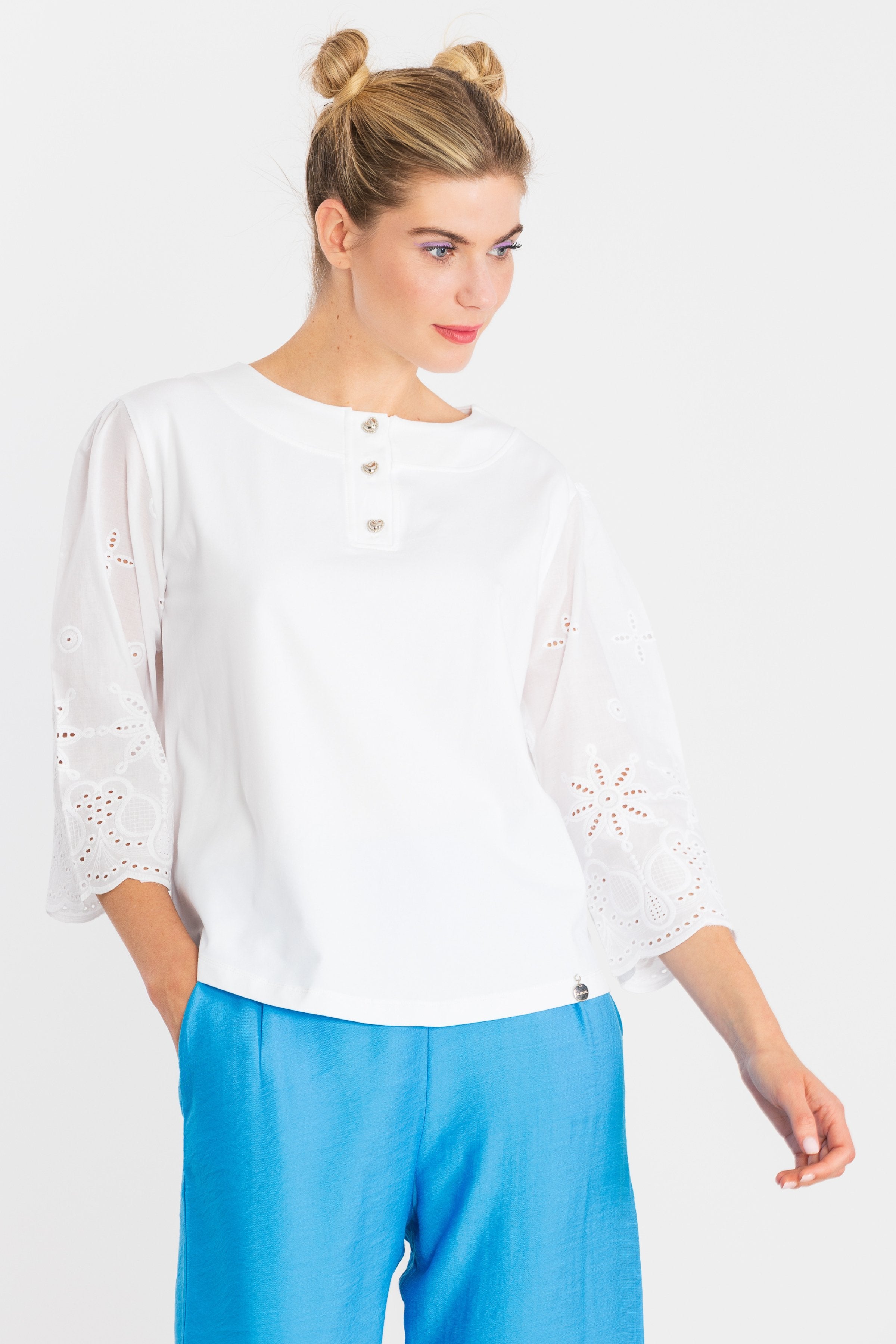 Camiseta blanca manga bordada con botones en el escote LolitasyL - lolitasyl.com