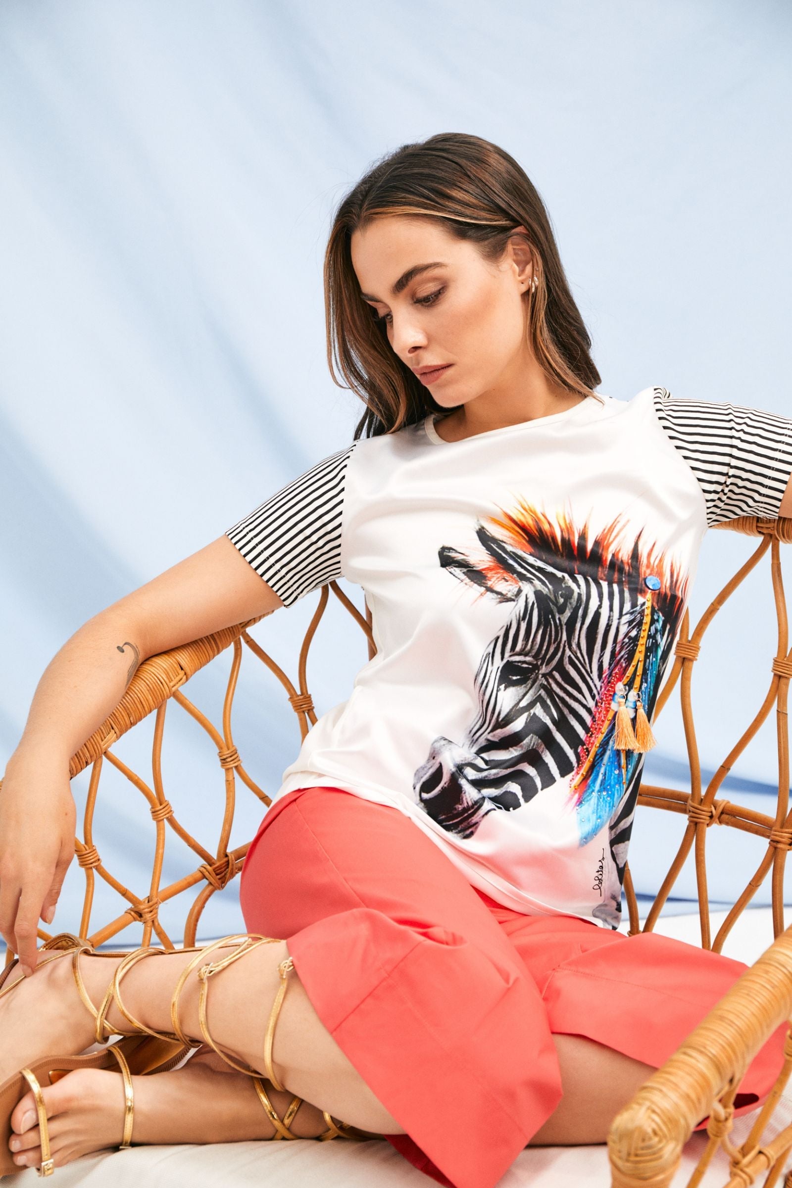 Camiseta blanca motivo cebra con mangas de rayas Lolitas&L - lolitasyl.com