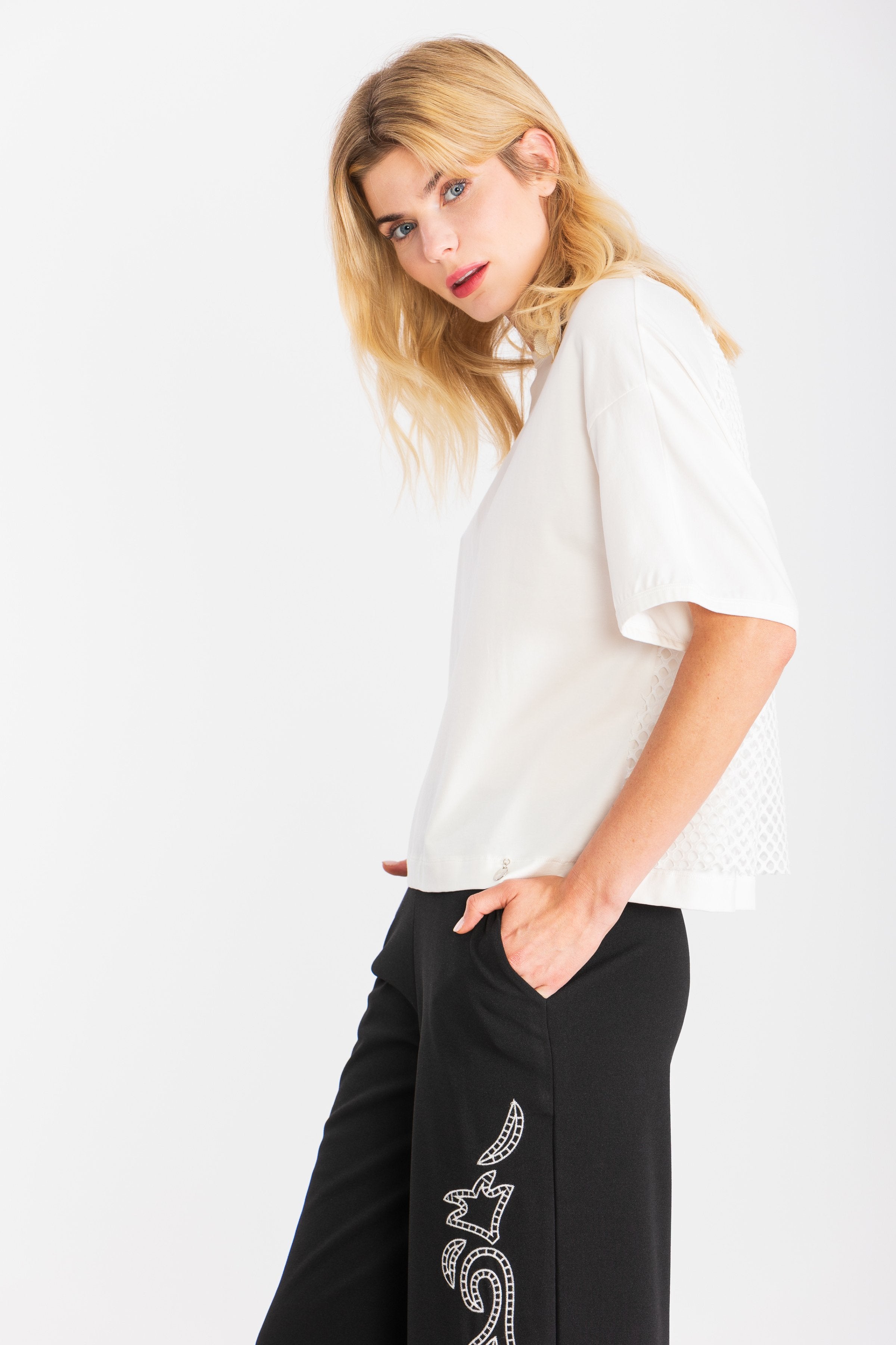 Camiseta blanca over con rejilla en la espalda LolitasyL - lolitasyl.com