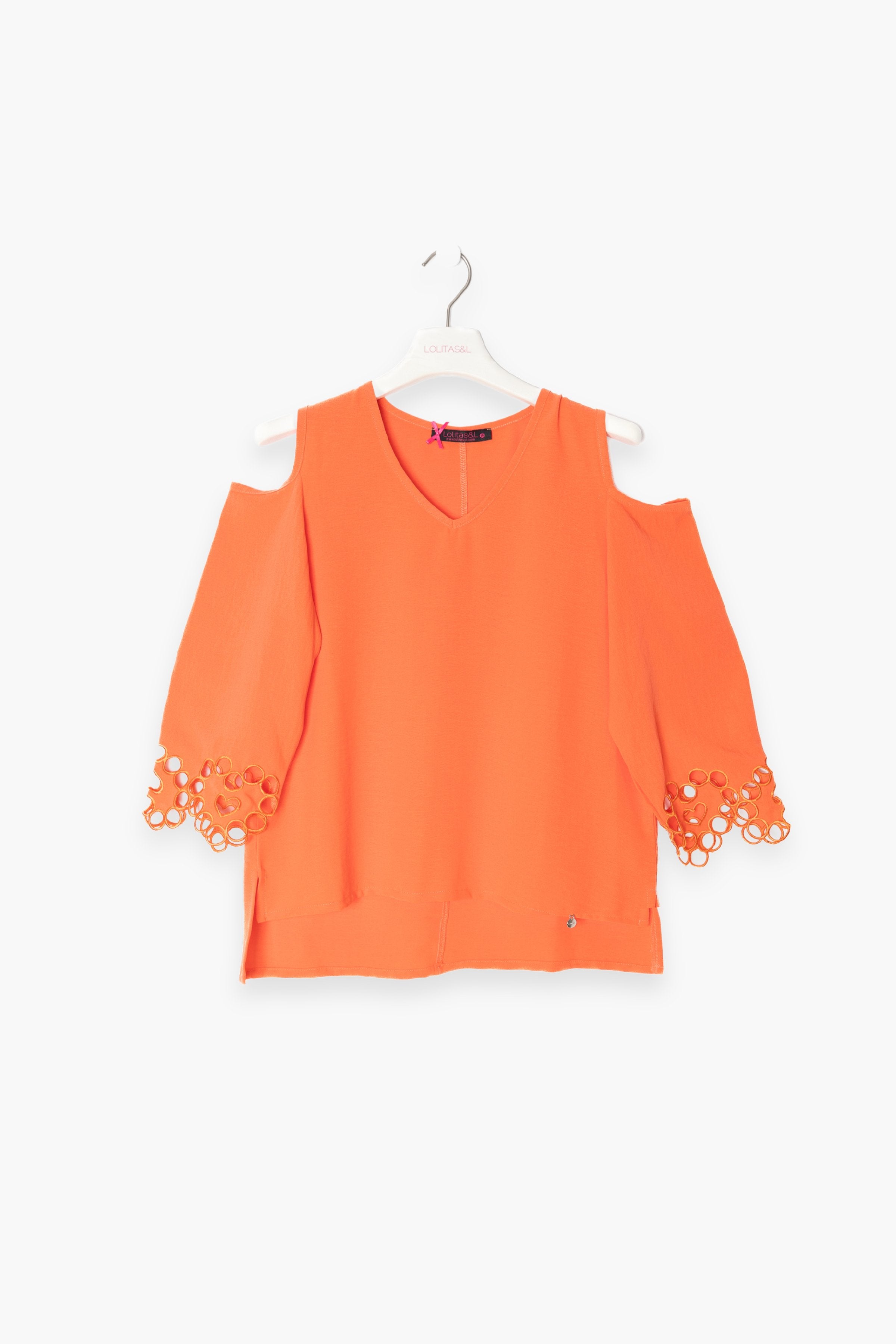 Camiseta coral con el hombro descubierto y bordada LolitasyL - lolitasyl.com