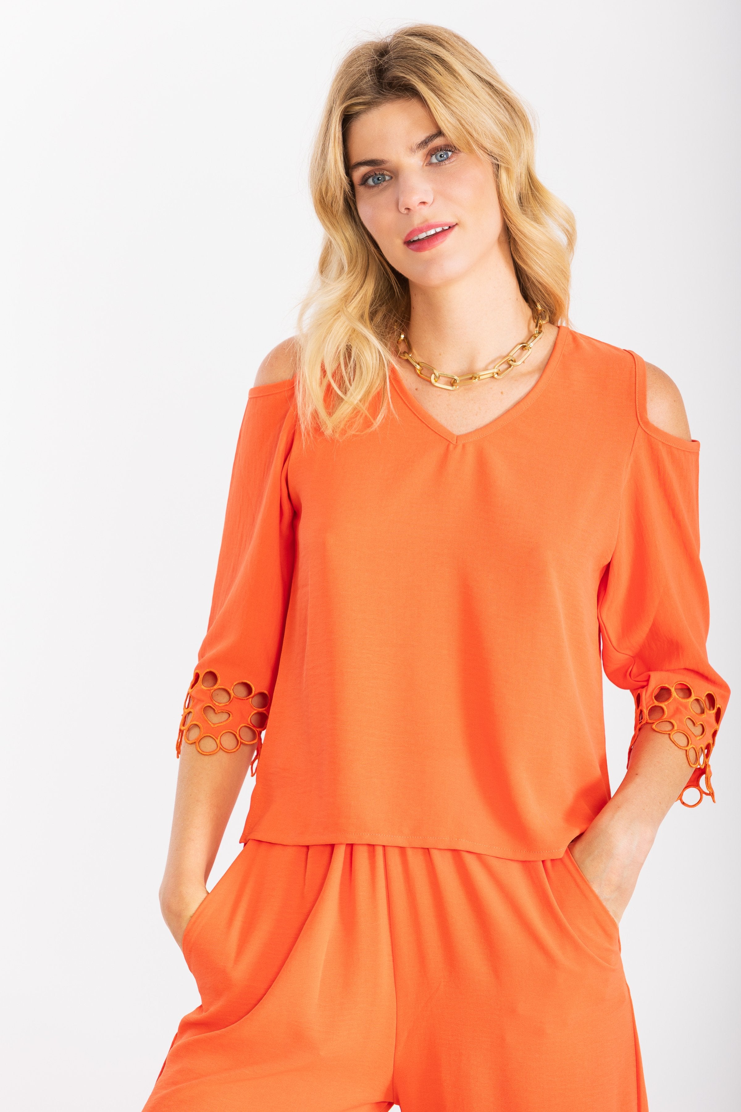 Camiseta coral con el hombro descubierto y bordada LolitasyL - lolitasyl.com
