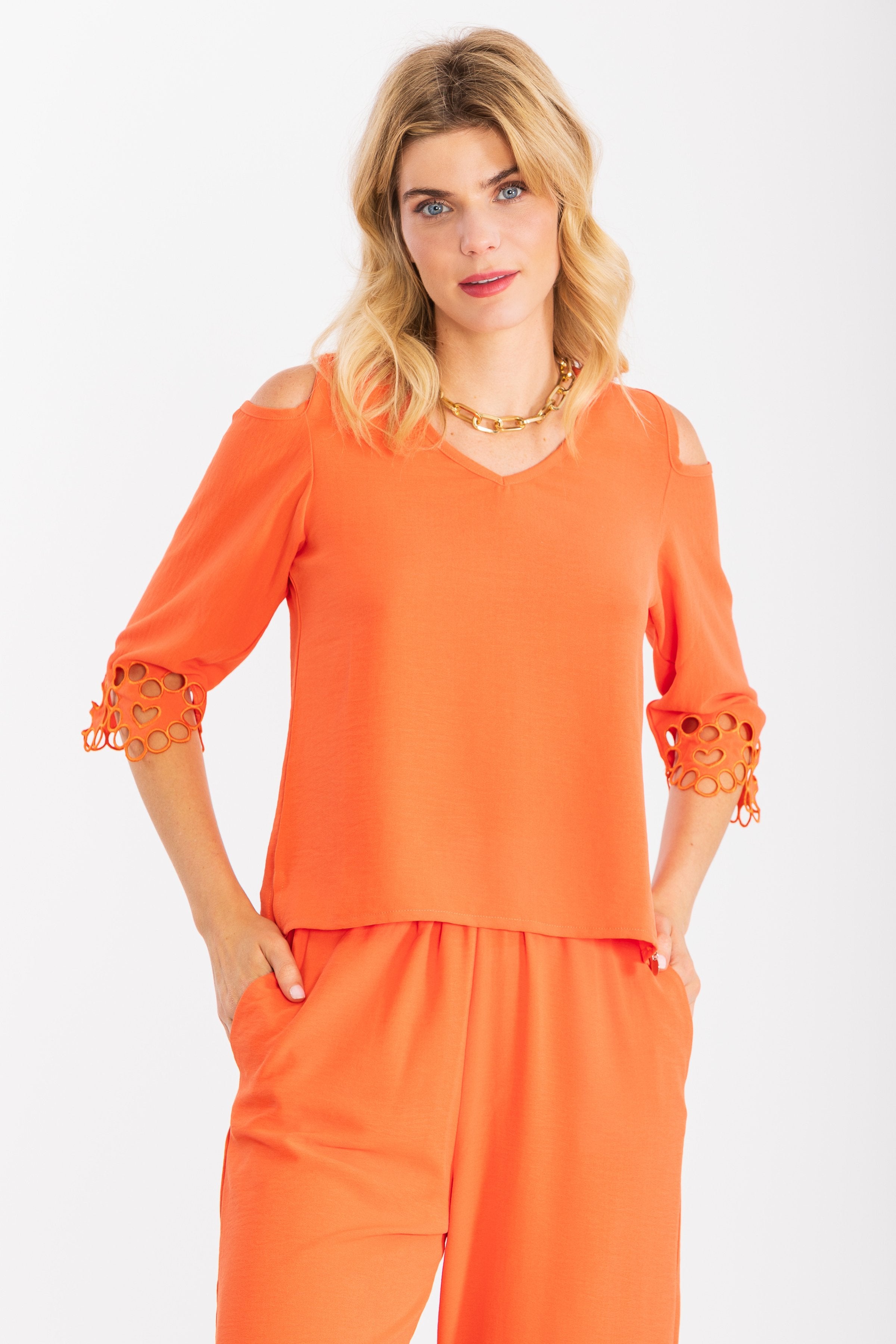 Camiseta coral con el hombro descubierto y bordada LolitasyL - lolitasyl.com