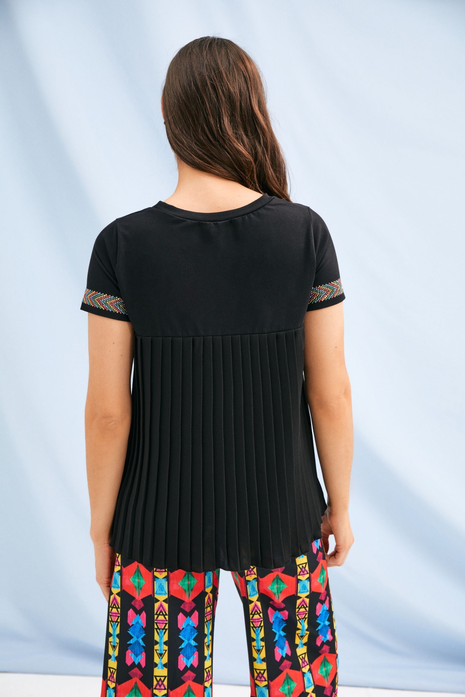 Camiseta negra acabado etnico en mangas y contorno Lolitas&L - lolitasyl.com