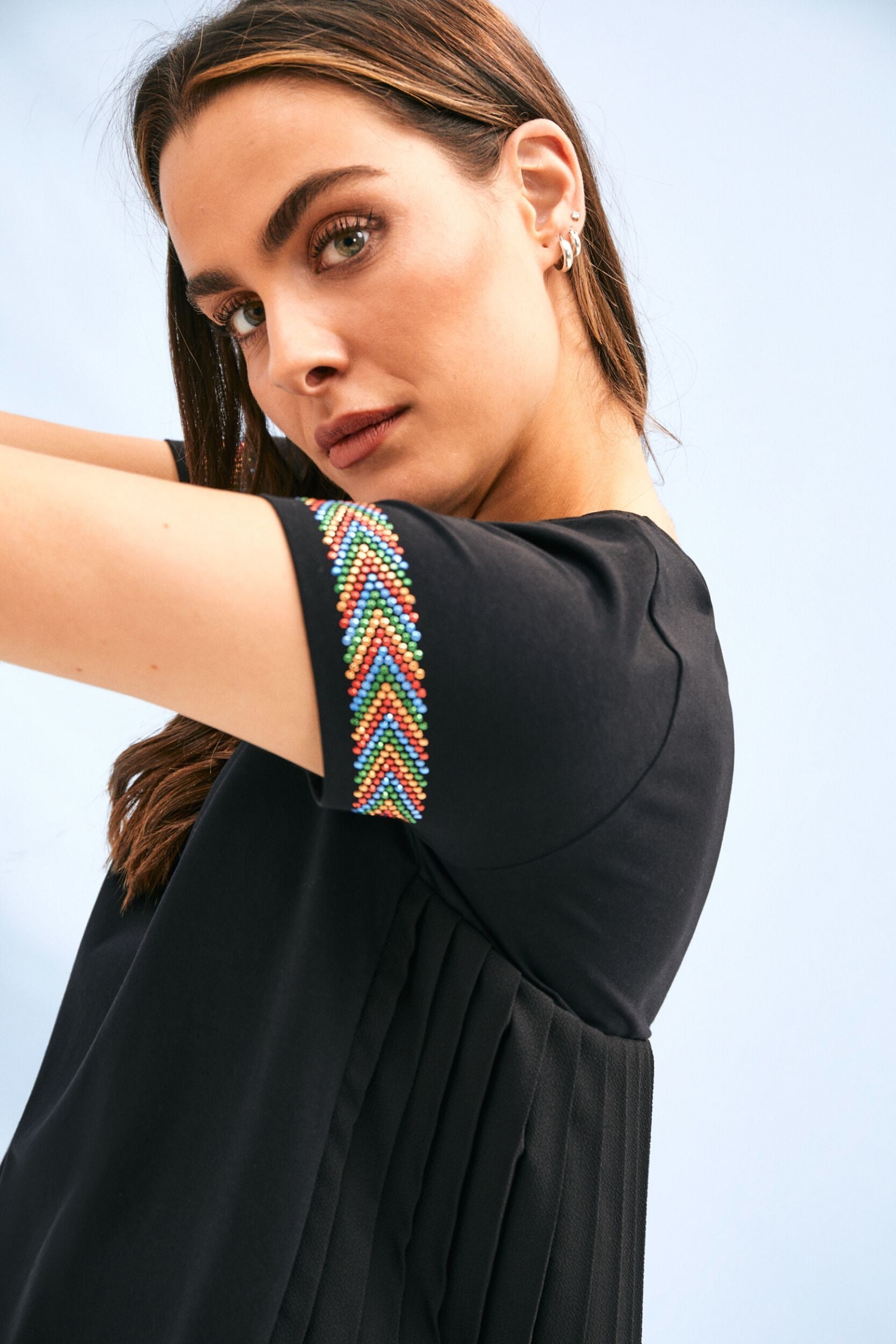 Camiseta negra acabado etnico en mangas y contorno Lolitas&L - lolitasyl.com