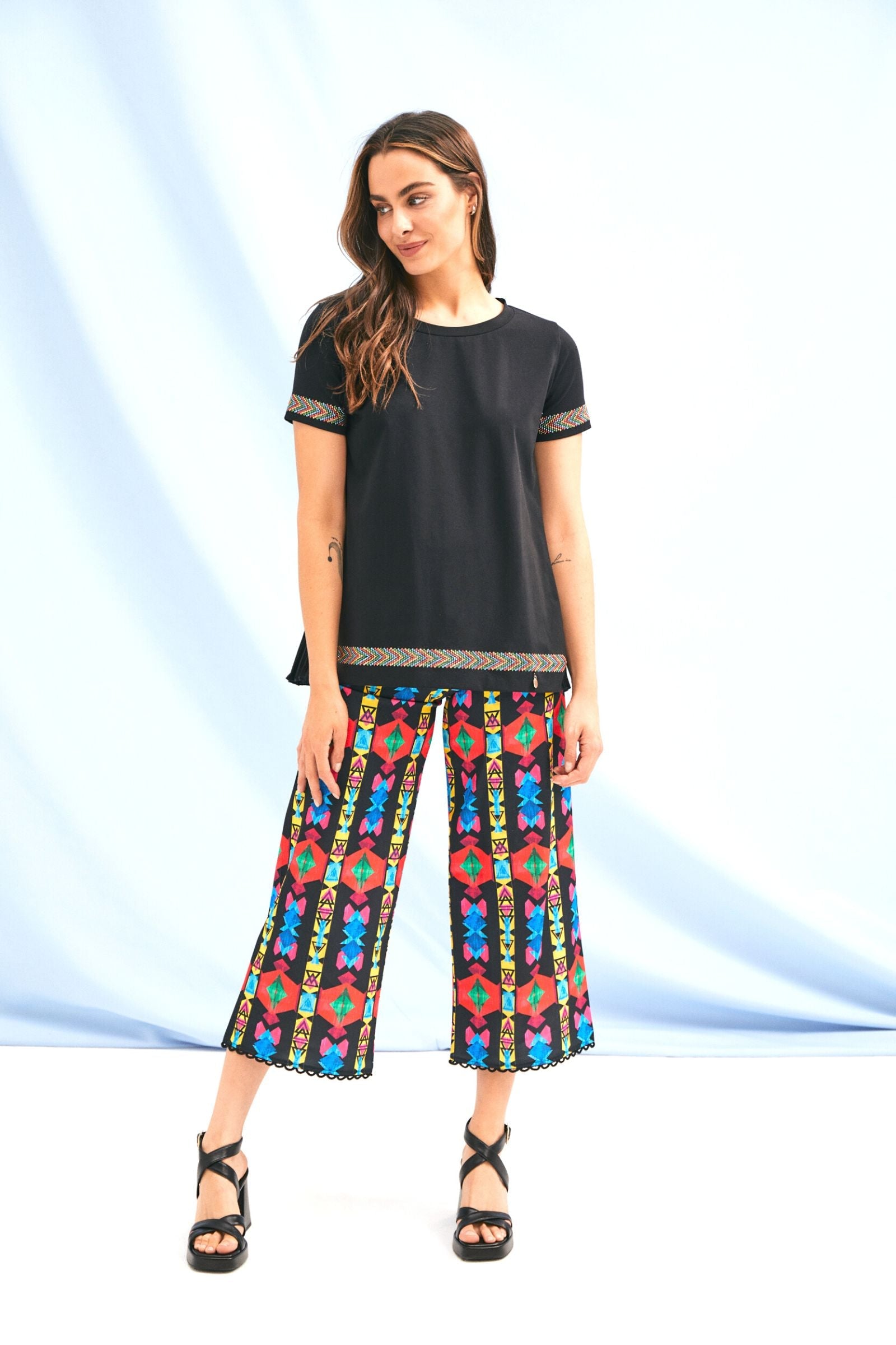 Camiseta negra acabado etnico en mangas y contorno Lolitas&L - lolitasyl.com