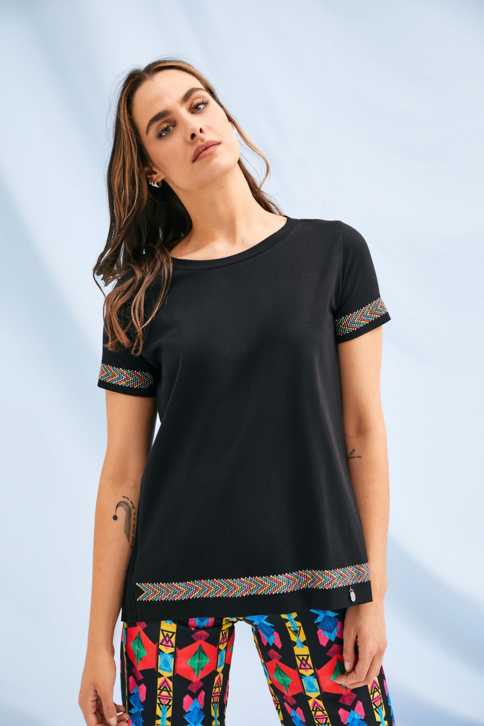 Camiseta negra acabado etnico en mangas y contorno Lolitas&L - lolitasyl.com