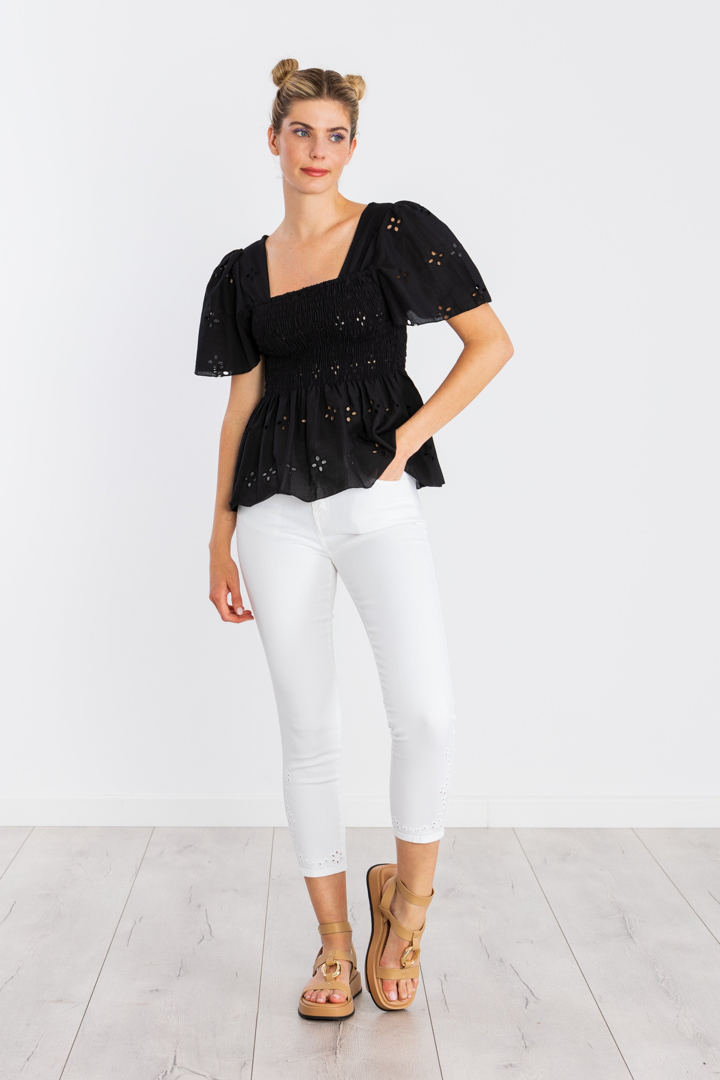Camiseta negra bordado ingles engomada LolitasyL - lolitasyl.com