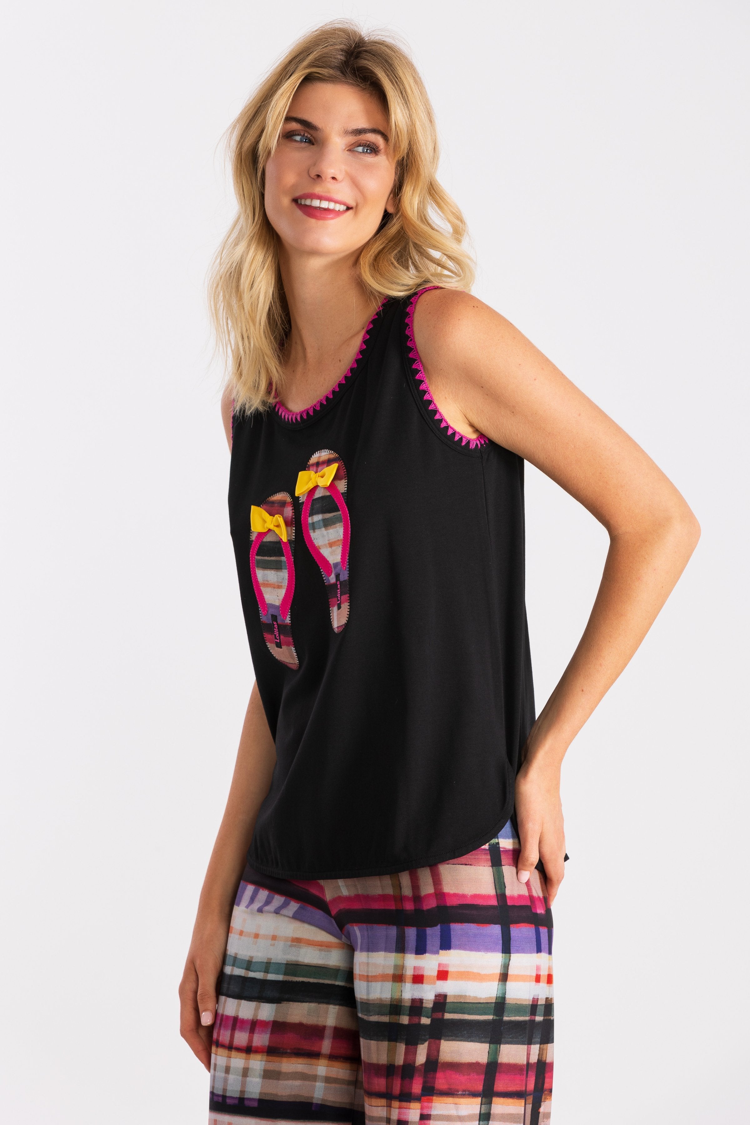 Camiseta negra bordado sandalias cuadros LolitasyL - lolitasyl.com