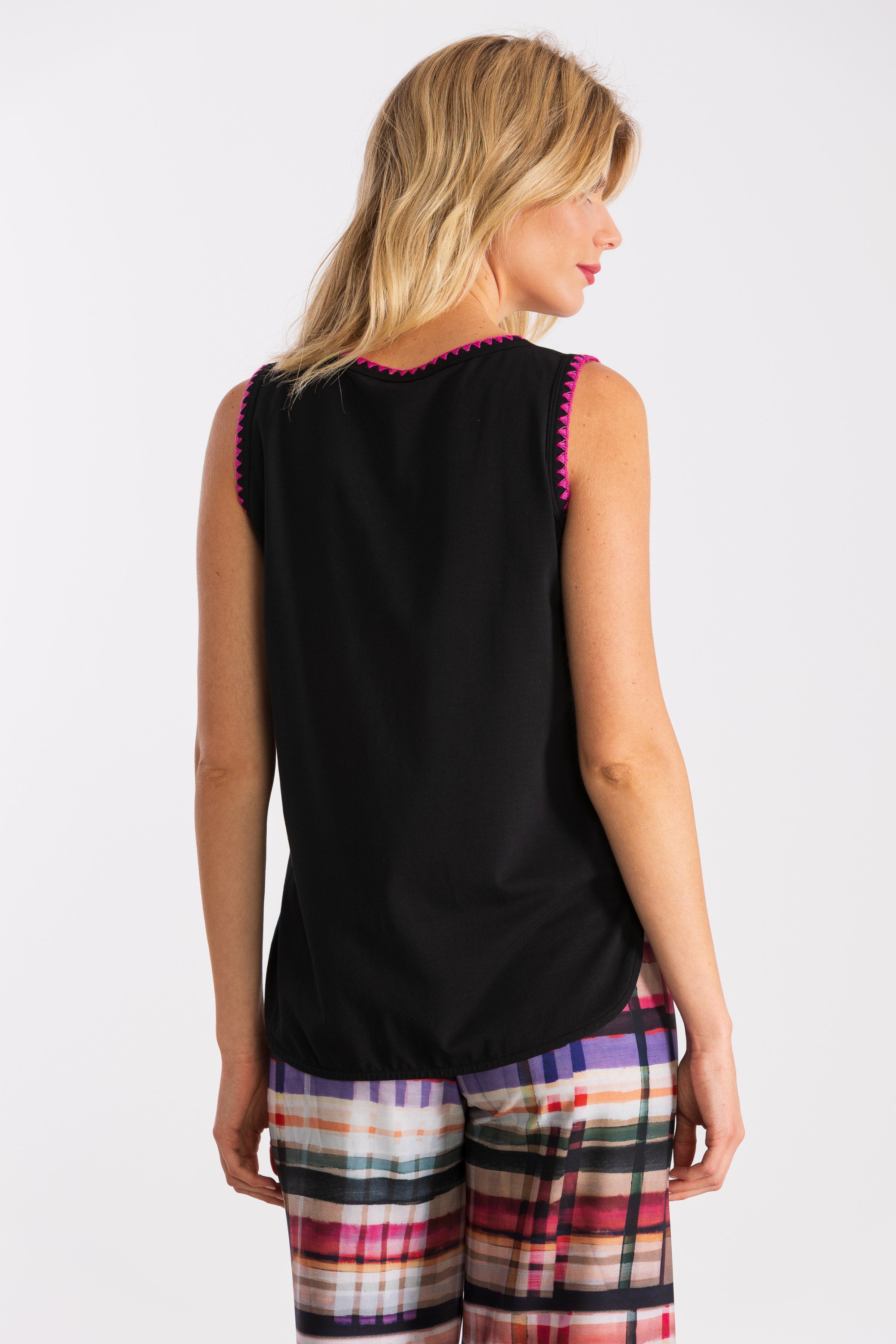 Camiseta negra bordado sandalias cuadros LolitasyL - lolitasyl.com