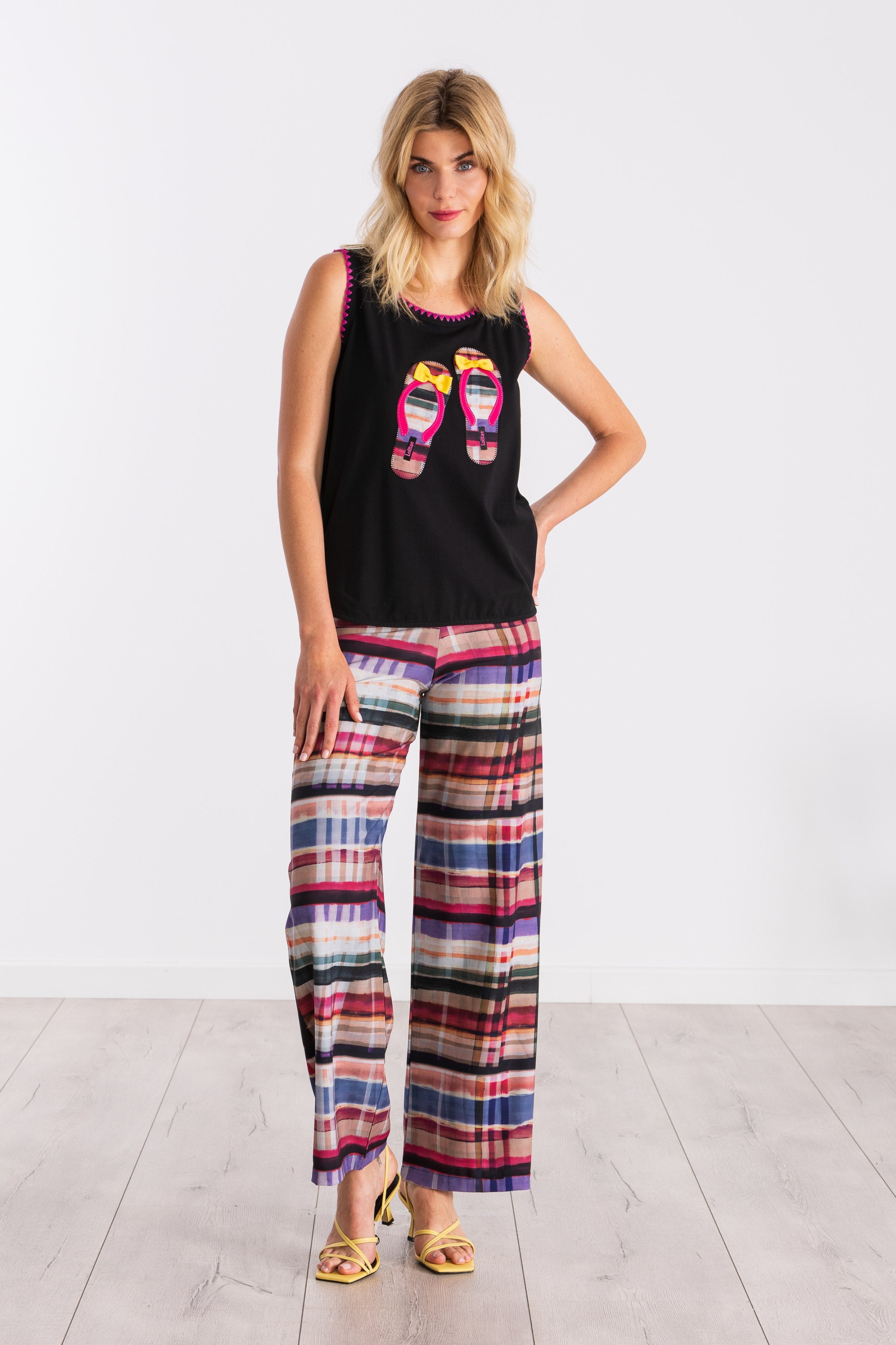 Camiseta negra bordado sandalias cuadros LolitasyL - lolitasyl.com