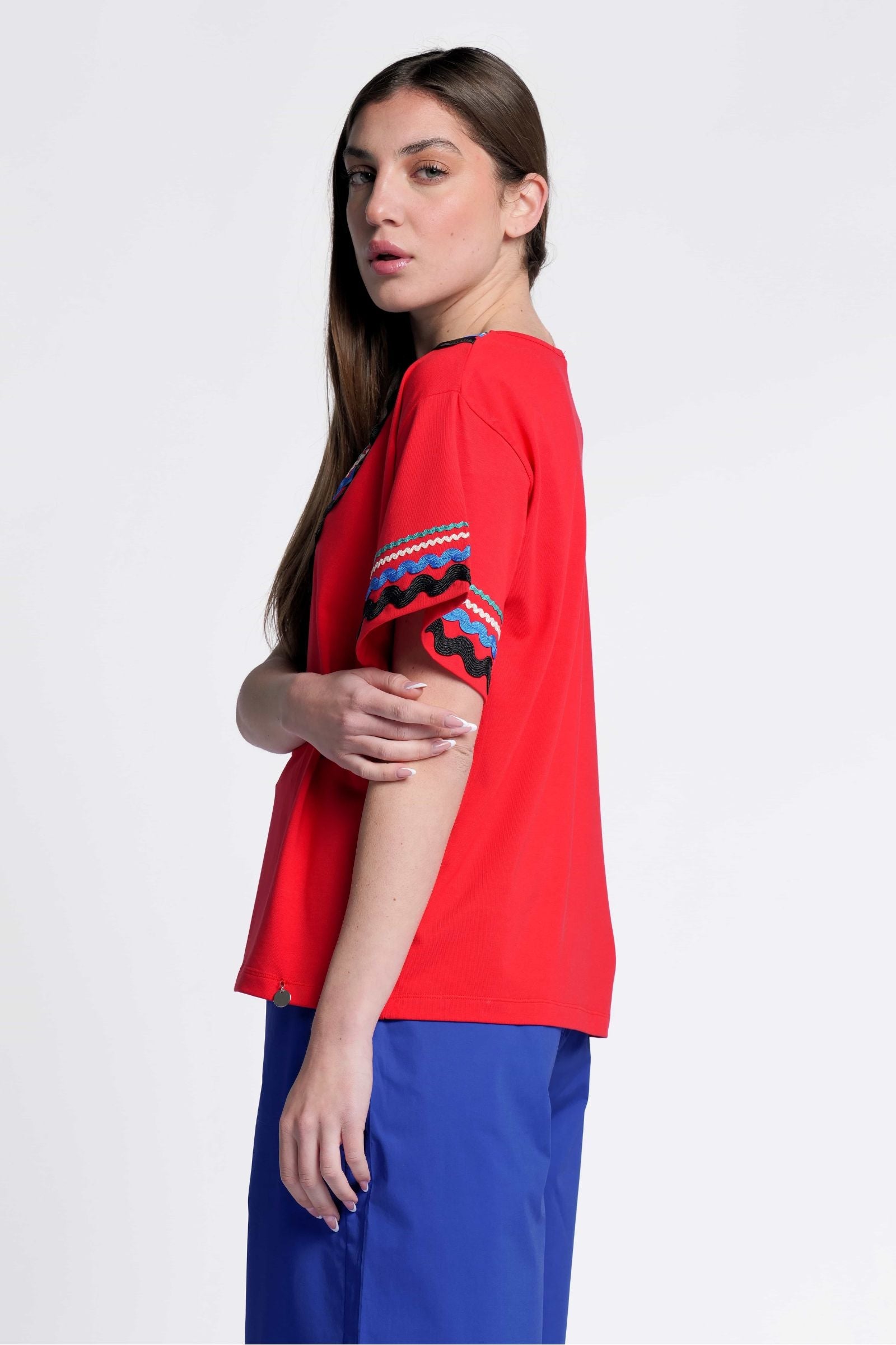 Camiseta roja algodon adorno picunela en escote pico Lolitas&L - lolitasyl.com