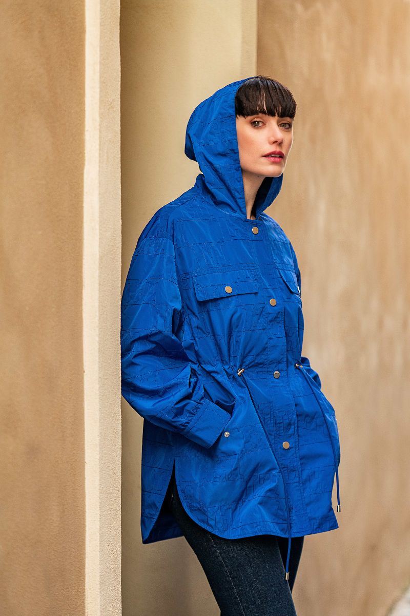 Cazadora azul bordada ajustada en la cintura y capucha Lolitas&L - lolitasyl.com