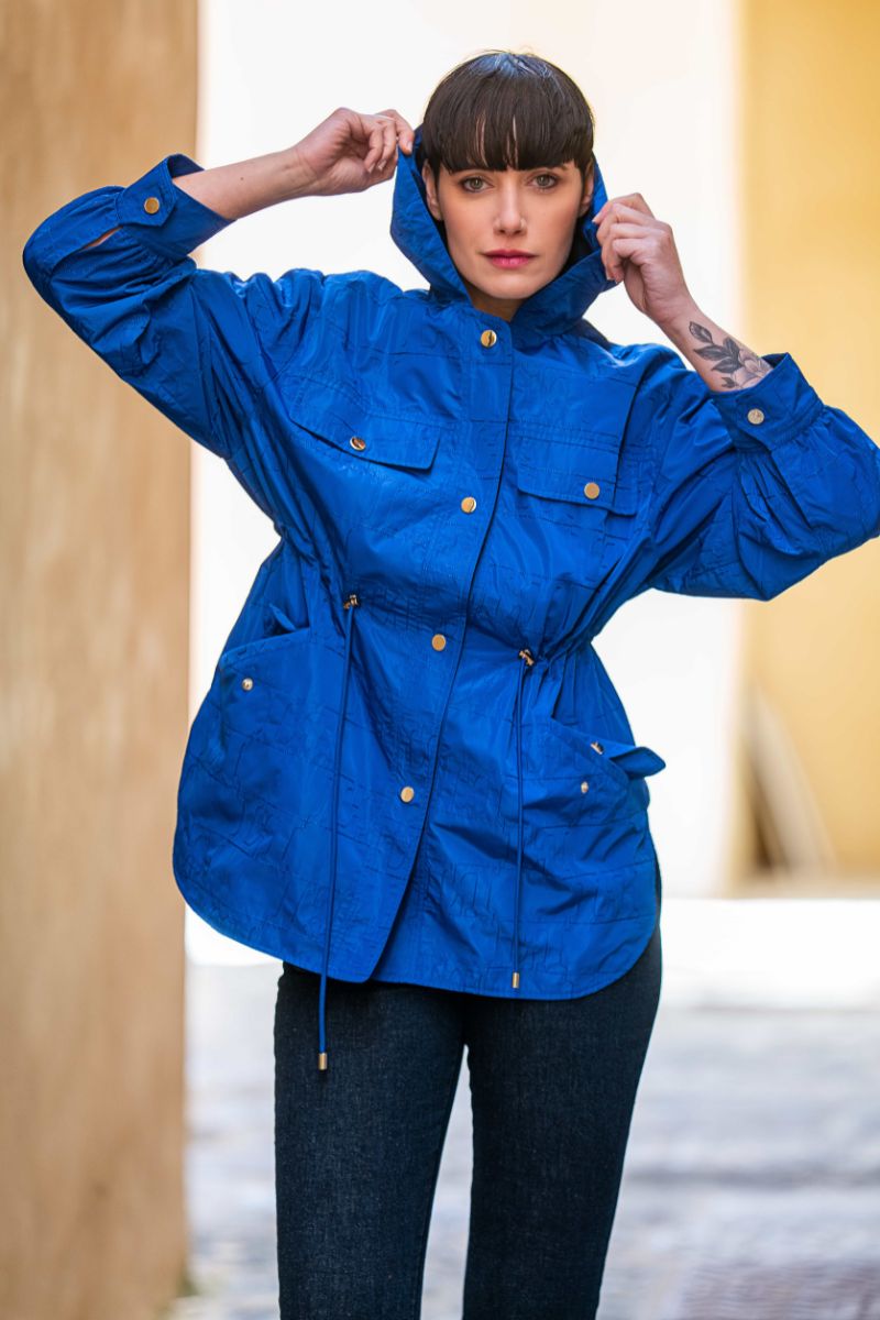 Cazadora azul bordada ajustada en la cintura y capucha Lolitas&L - lolitasyl.com