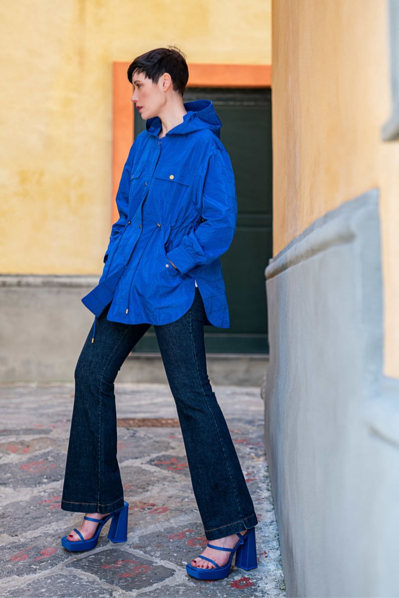 Cazadora azul bordada ajustada en la cintura y capucha Lolitas&L - lolitasyl.com