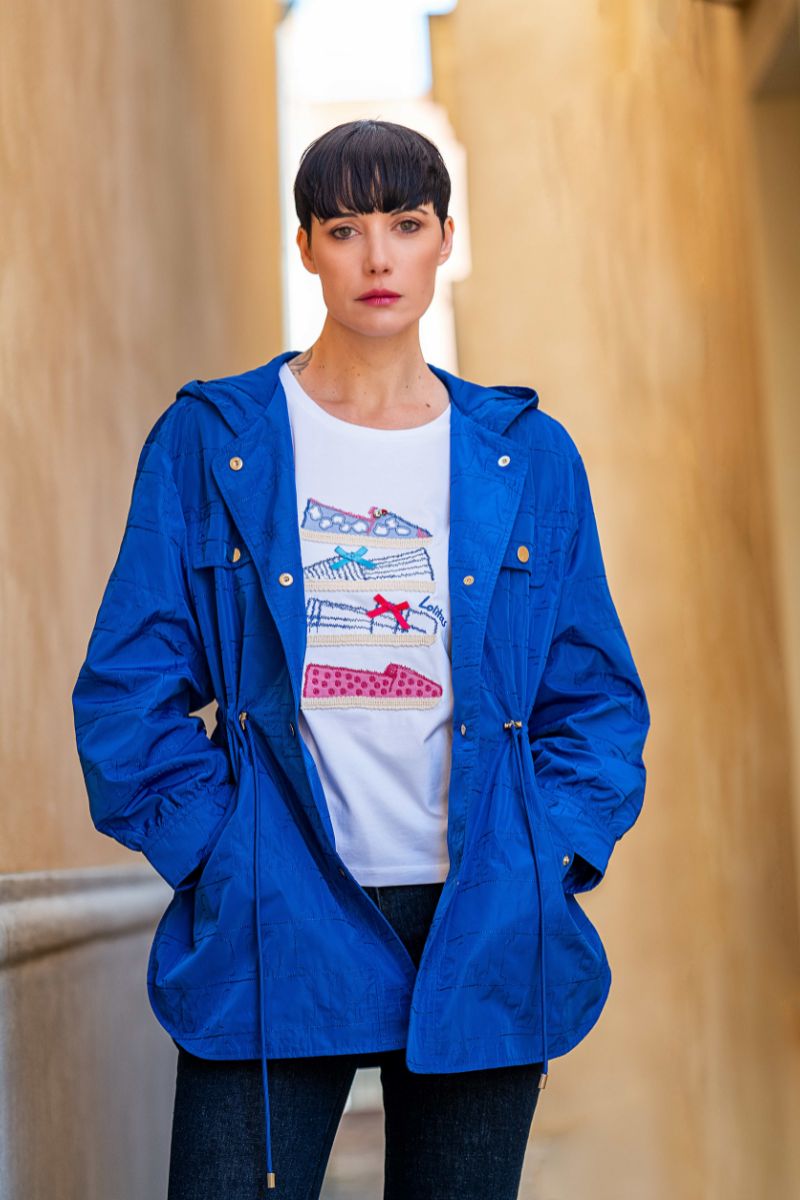 Cazadora azul bordada ajustada en la cintura y capucha Lolitas&L - lolitasyl.com