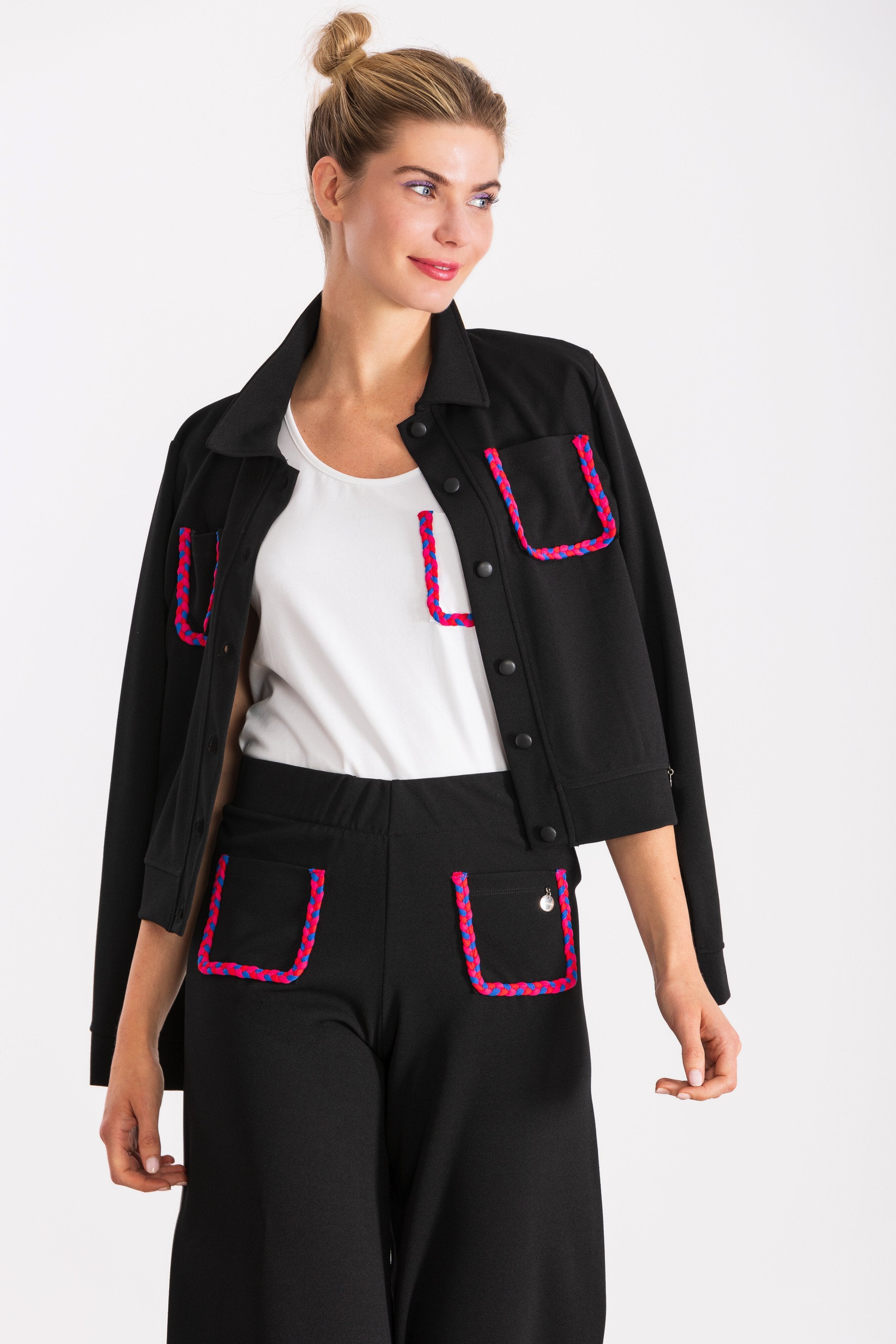 Chaqueta negra con bolsillos trenzados en fucsia LolitasyL - lolitasyl.com