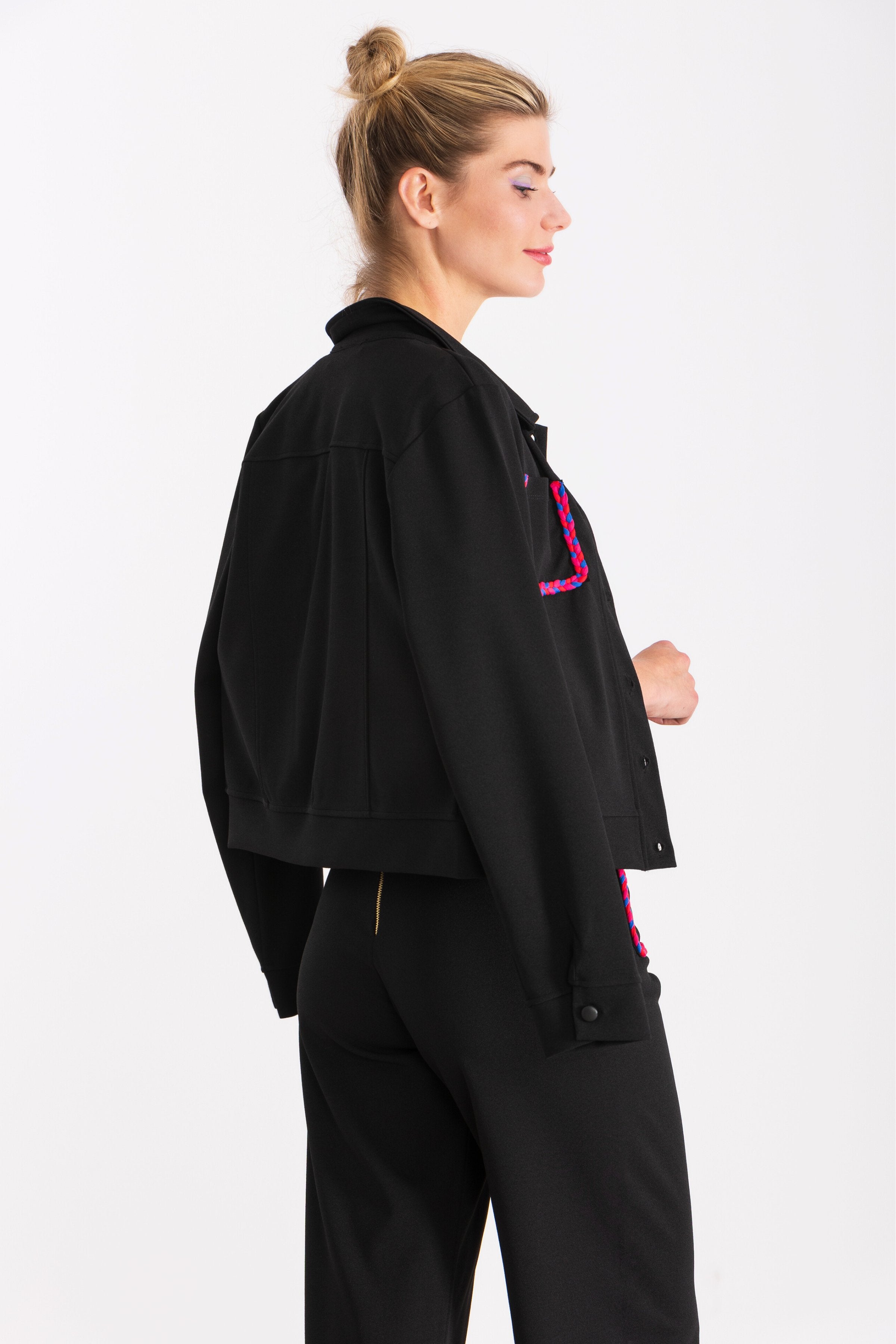 Chaqueta negra con bolsillos trenzados en fucsia LolitasyL - lolitasyl.com