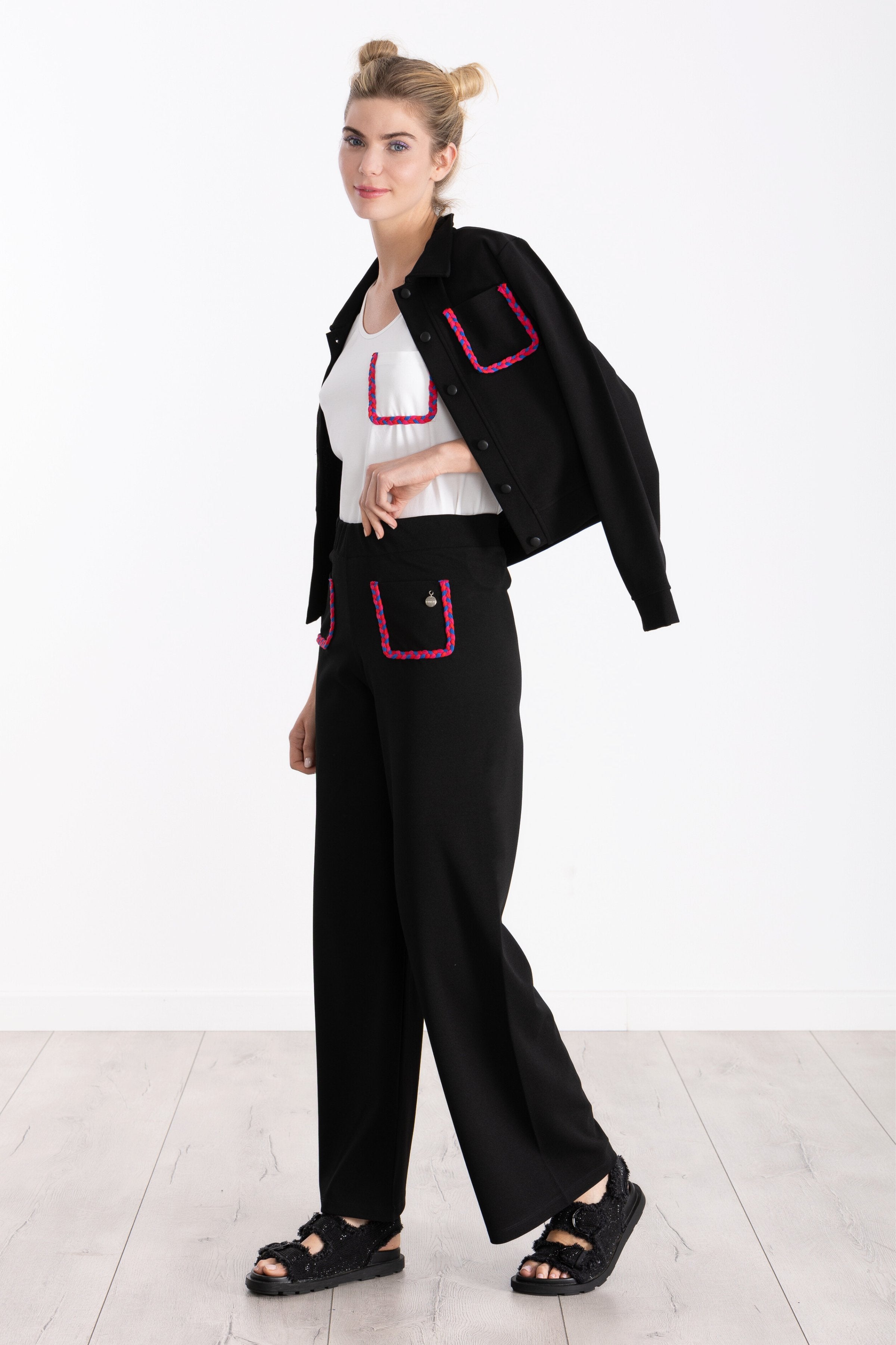 Chaqueta negra con bolsillos trenzados en fucsia LolitasyL - lolitasyl.com