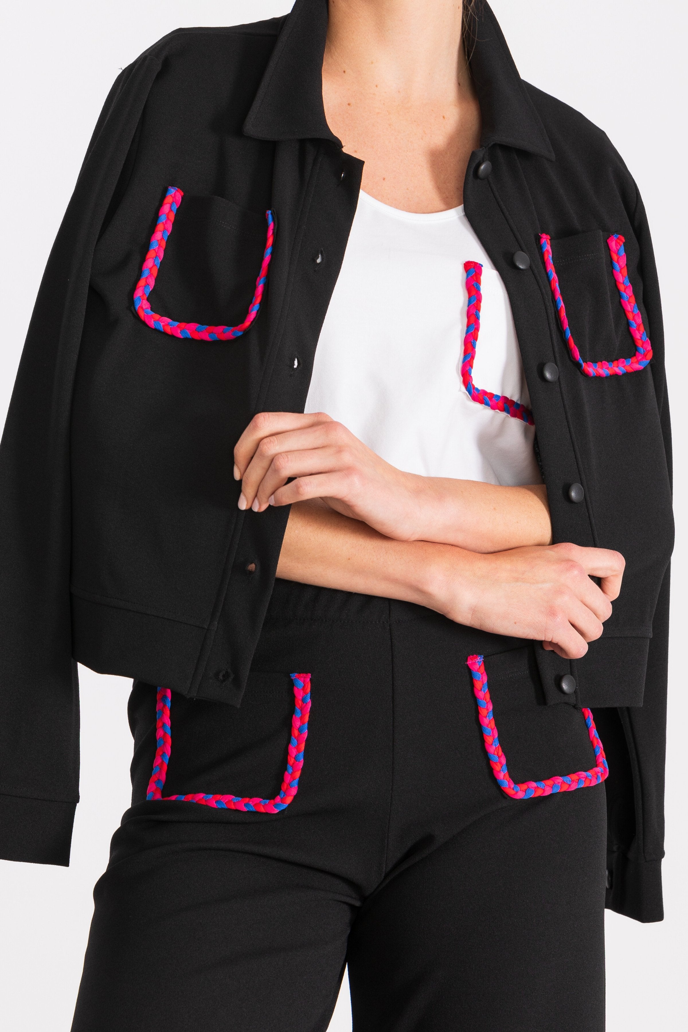 Chaqueta negra con bolsillos trenzados en fucsia LolitasyL - lolitasyl.com