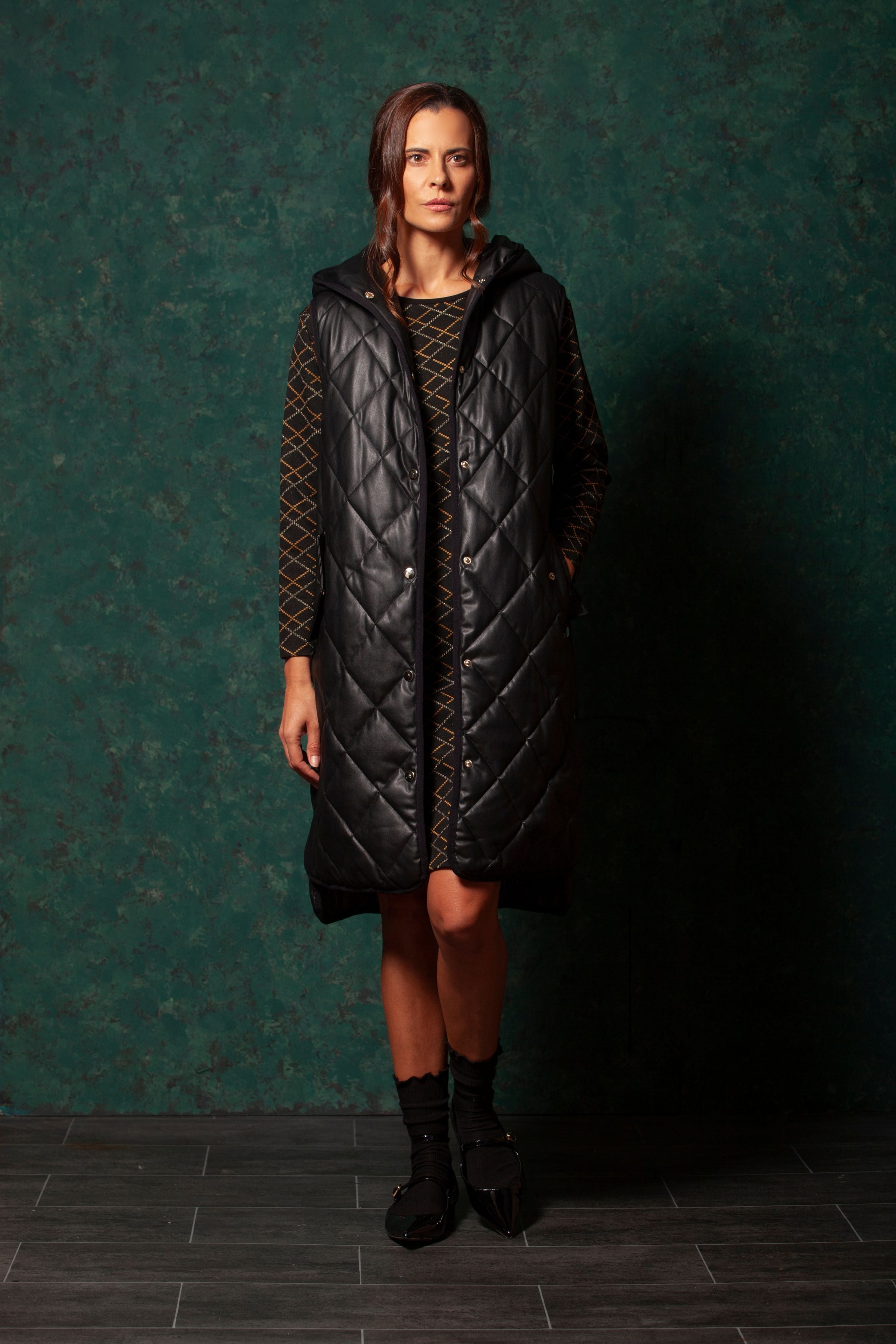 Chaqueta negra larga guateada botones capucha LolitasyL - lolitasyl.com