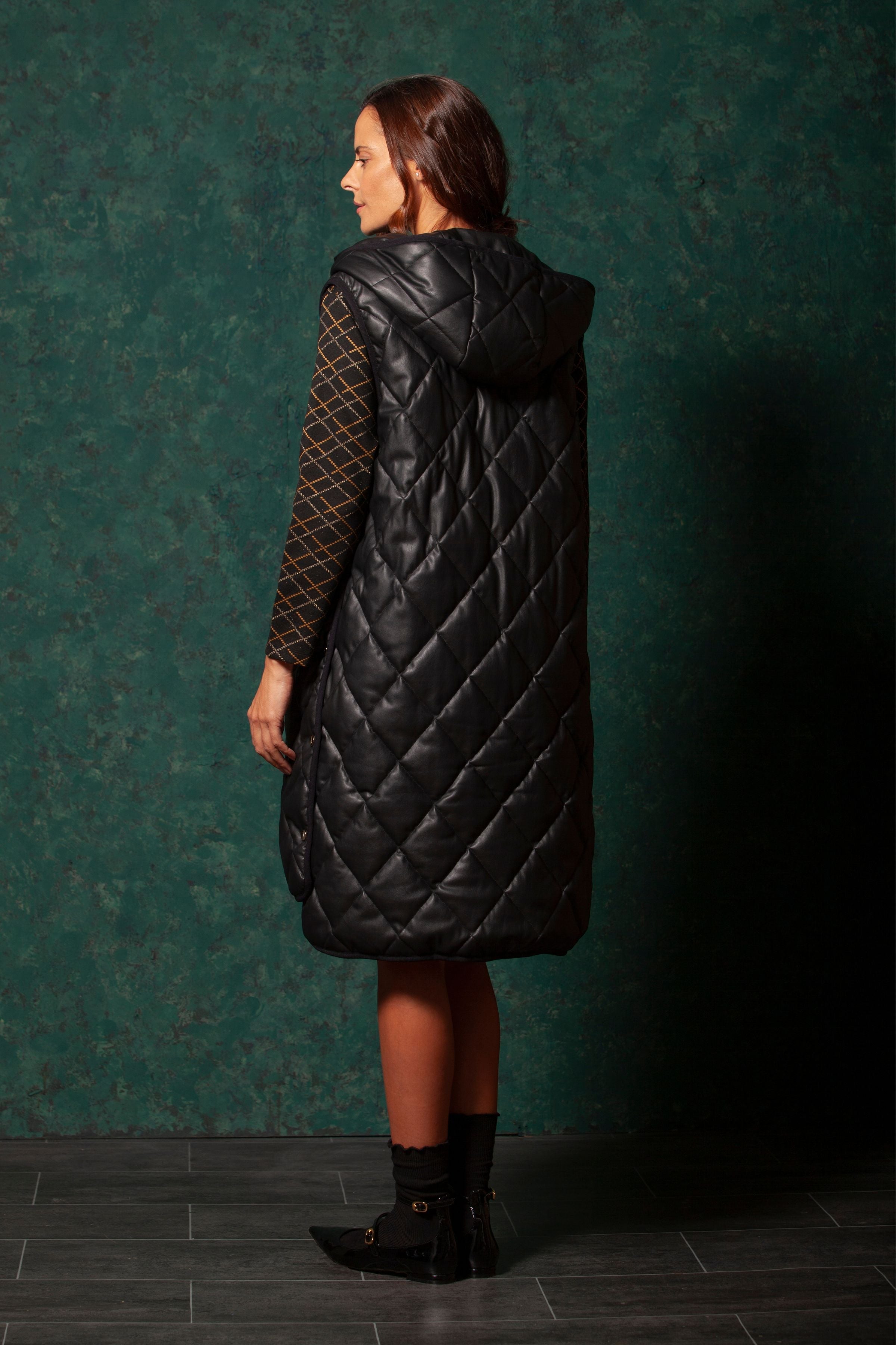 Chaqueta negra larga guateada botones capucha LolitasyL - lolitasyl.com