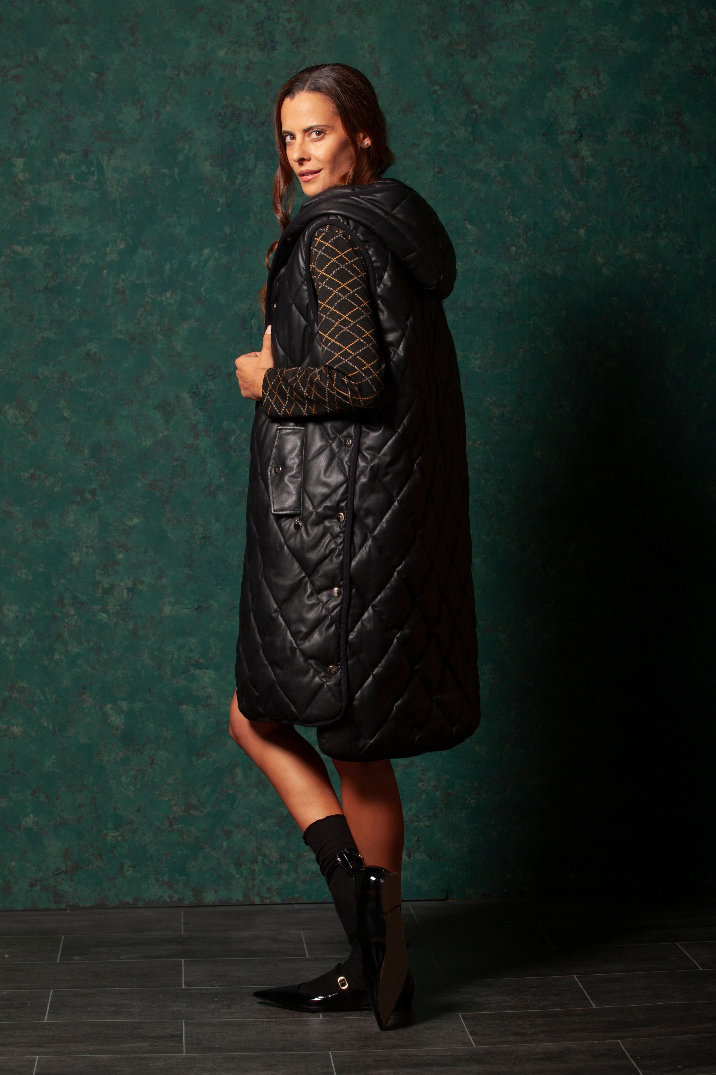 Chaqueta negra larga guateada botones capucha LolitasyL - lolitasyl.com