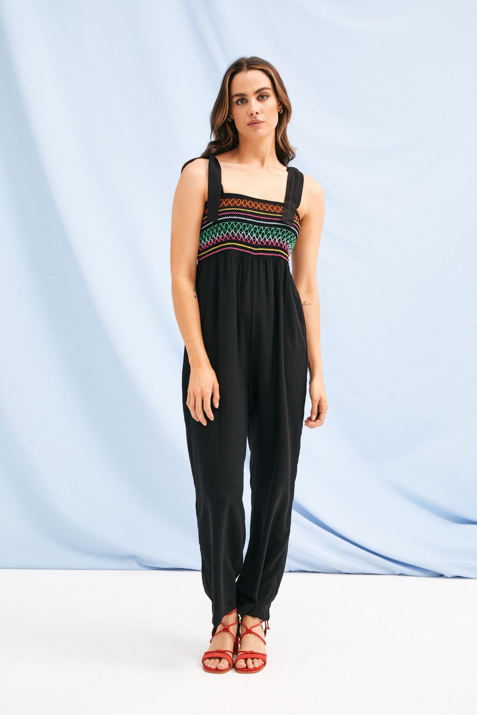 Mono negro tirantes con nido de abeja Lolitas&L - lolitasyl.com