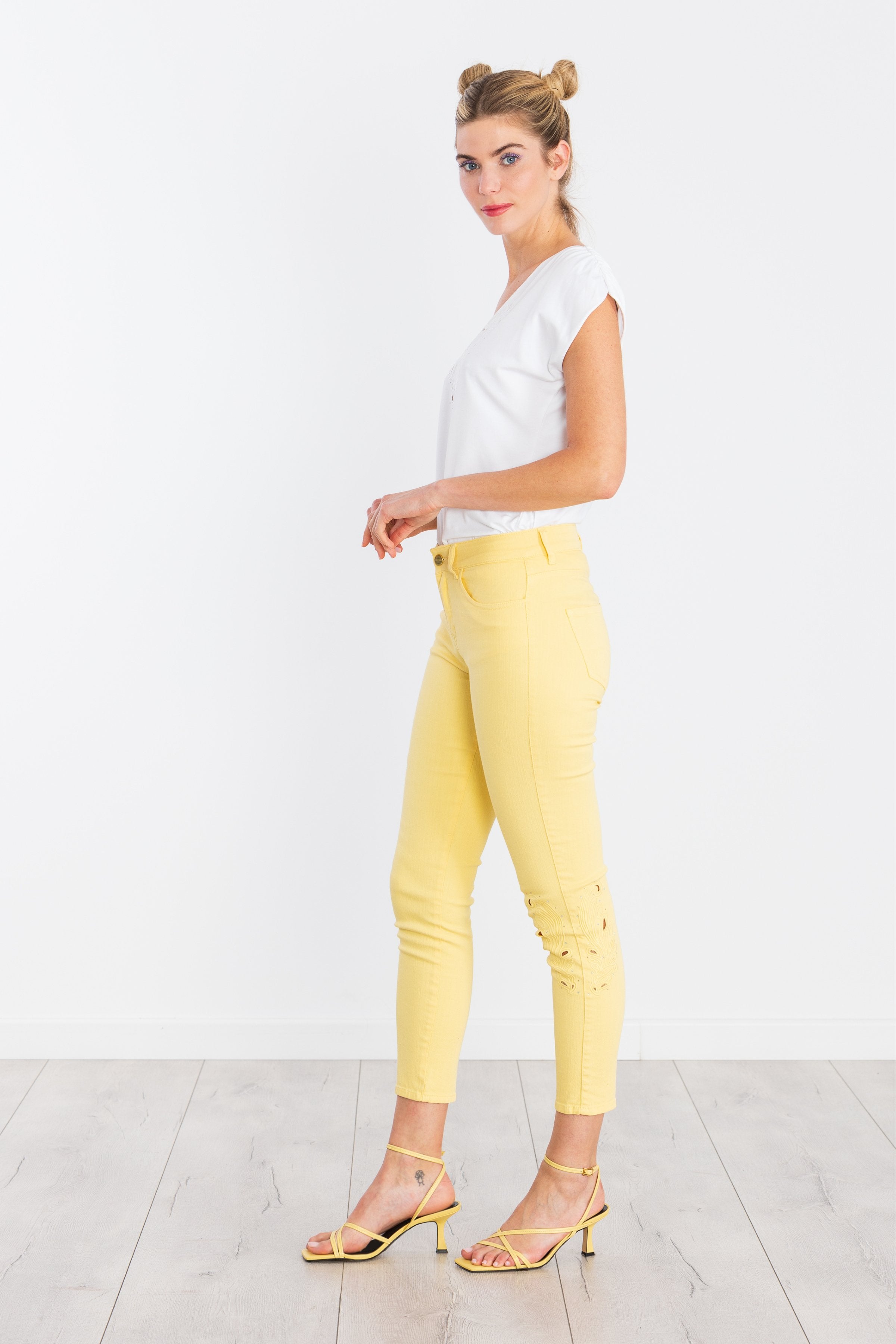 Pantalón amarillo pitillo cinco bolsillos con bordado calado LolitasyL - lolitasyl.com