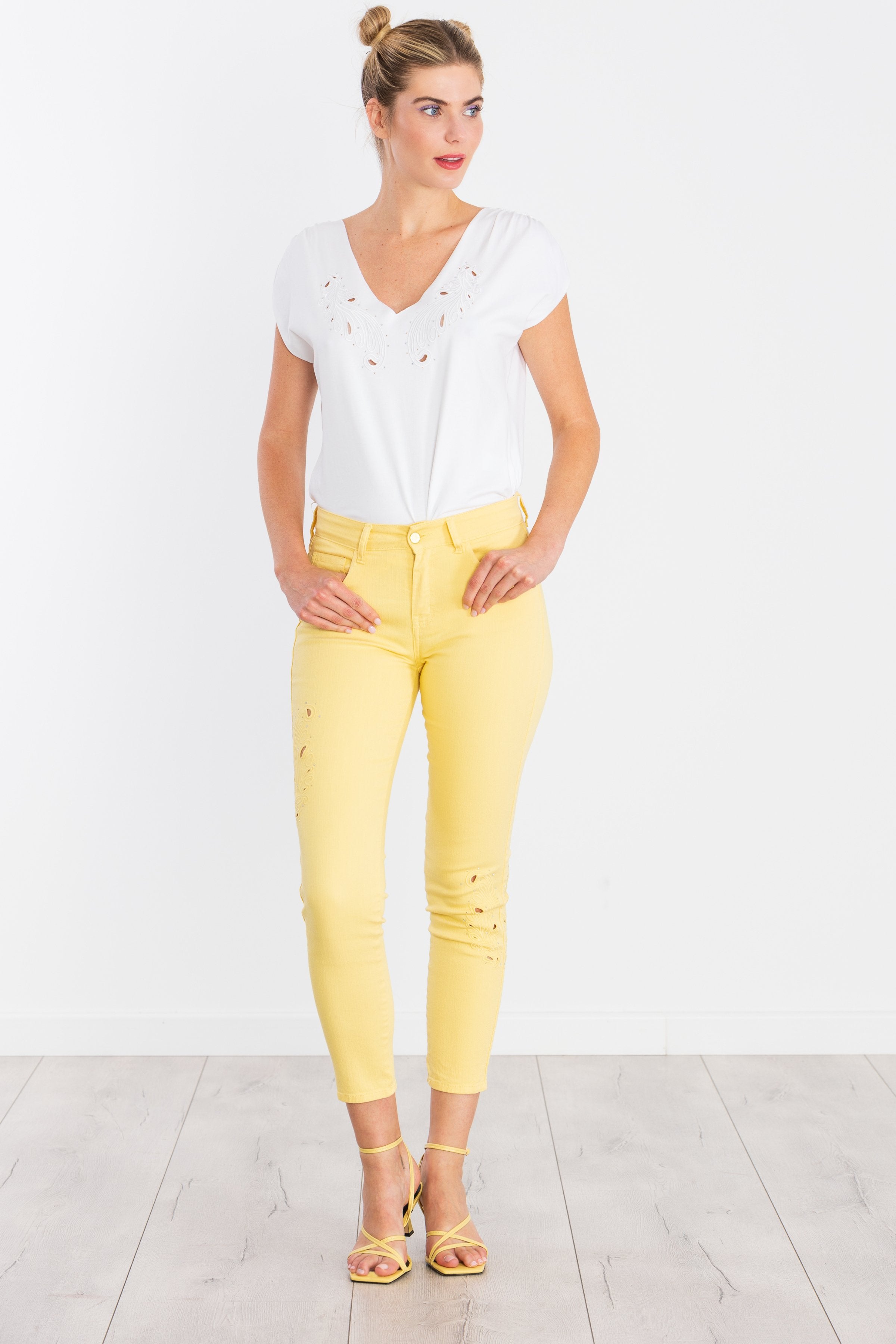 Pantalón amarillo pitillo cinco bolsillos con bordado calado LolitasyL - lolitasyl.com