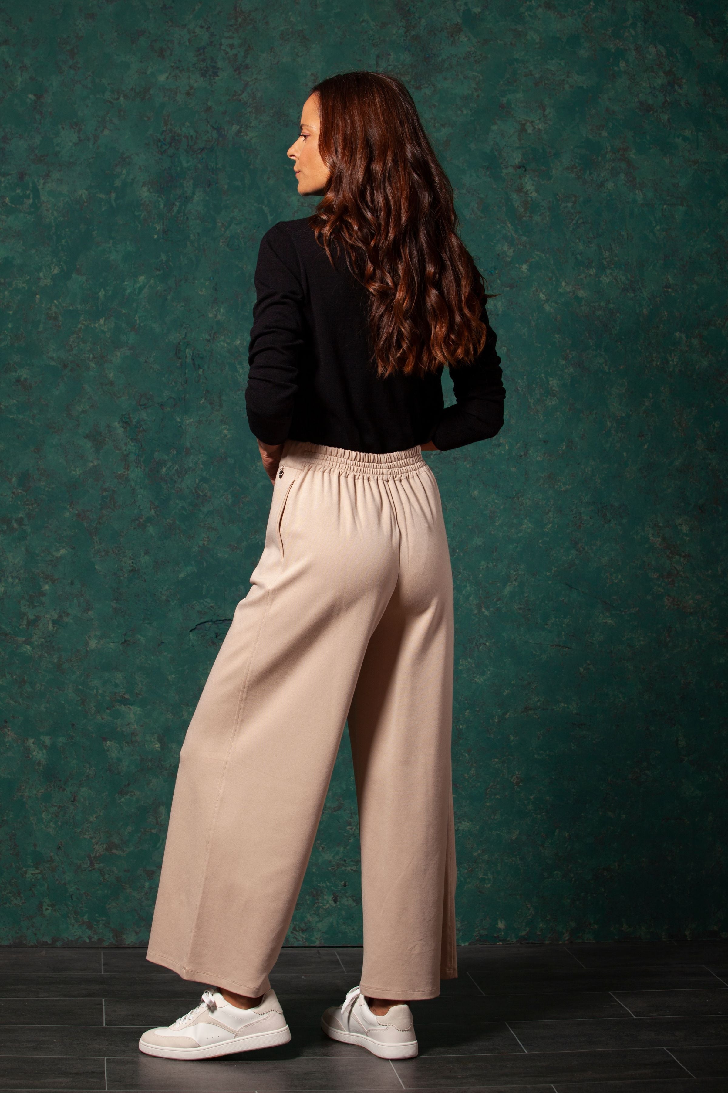 Pantalón beige basico de talle alto con goma y pierna ancha LolitasyL - lolitasyl.com