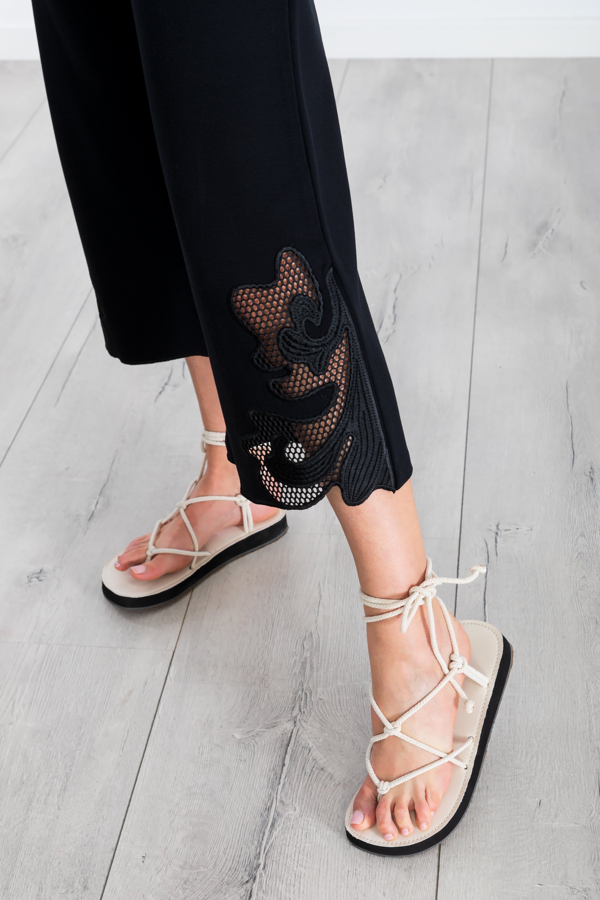 Pantalon negro bordado lateral rejilla LolitasyL - lolitasyl.com