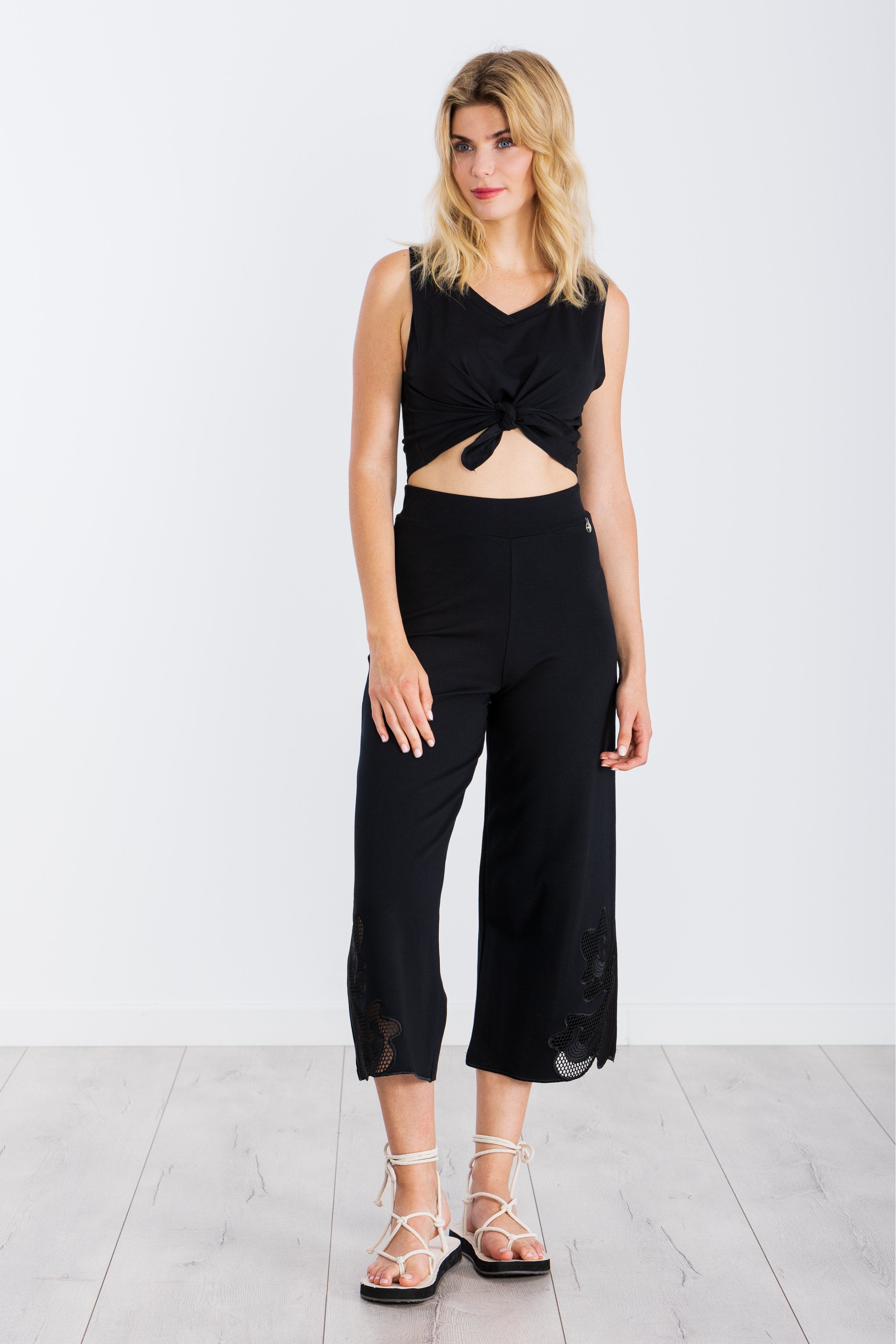 Pantalon negro bordado lateral rejilla LolitasyL - lolitasyl.com