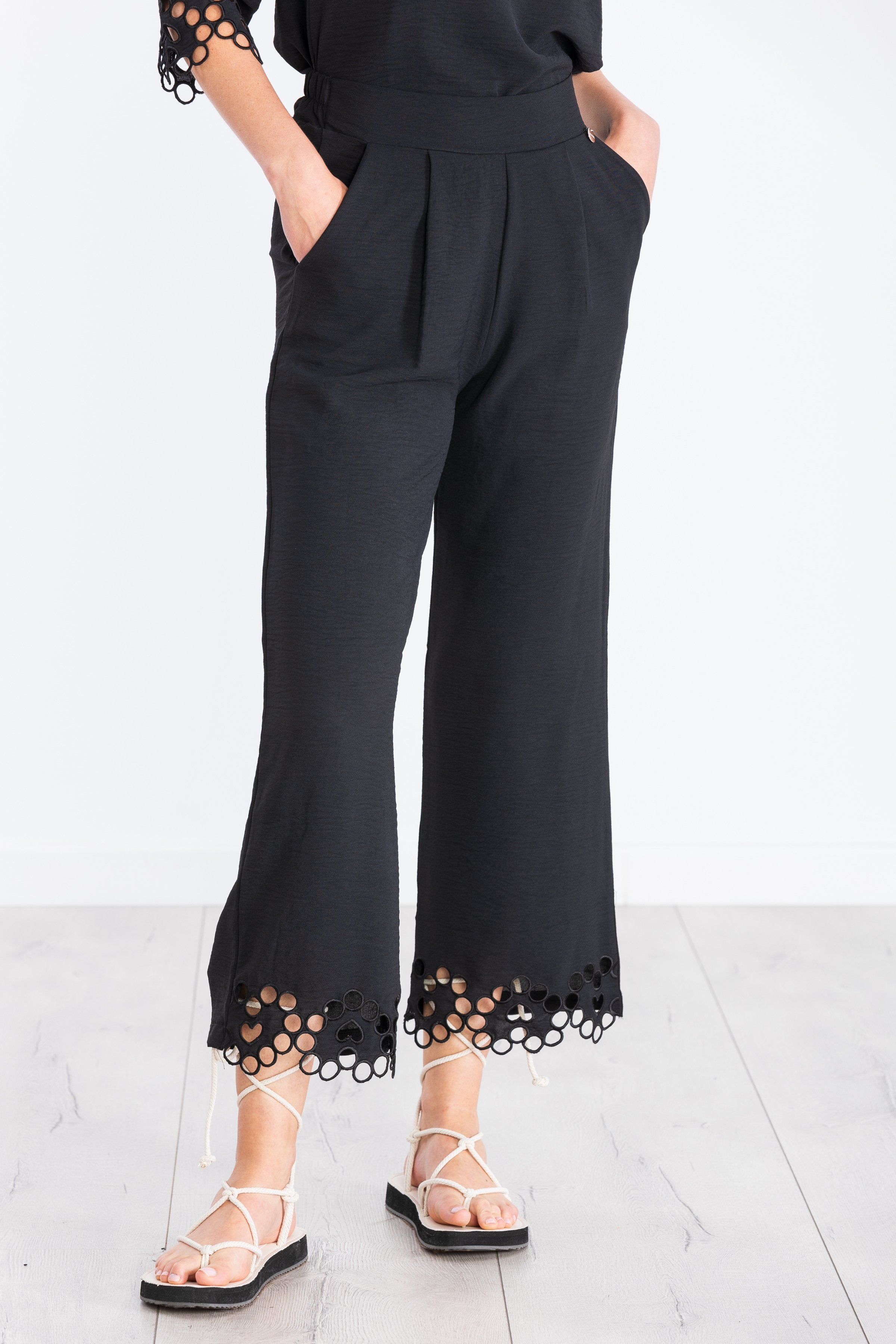 Pantalón negro pinzas con bordado calado LolitasyL - lolitasyl.com