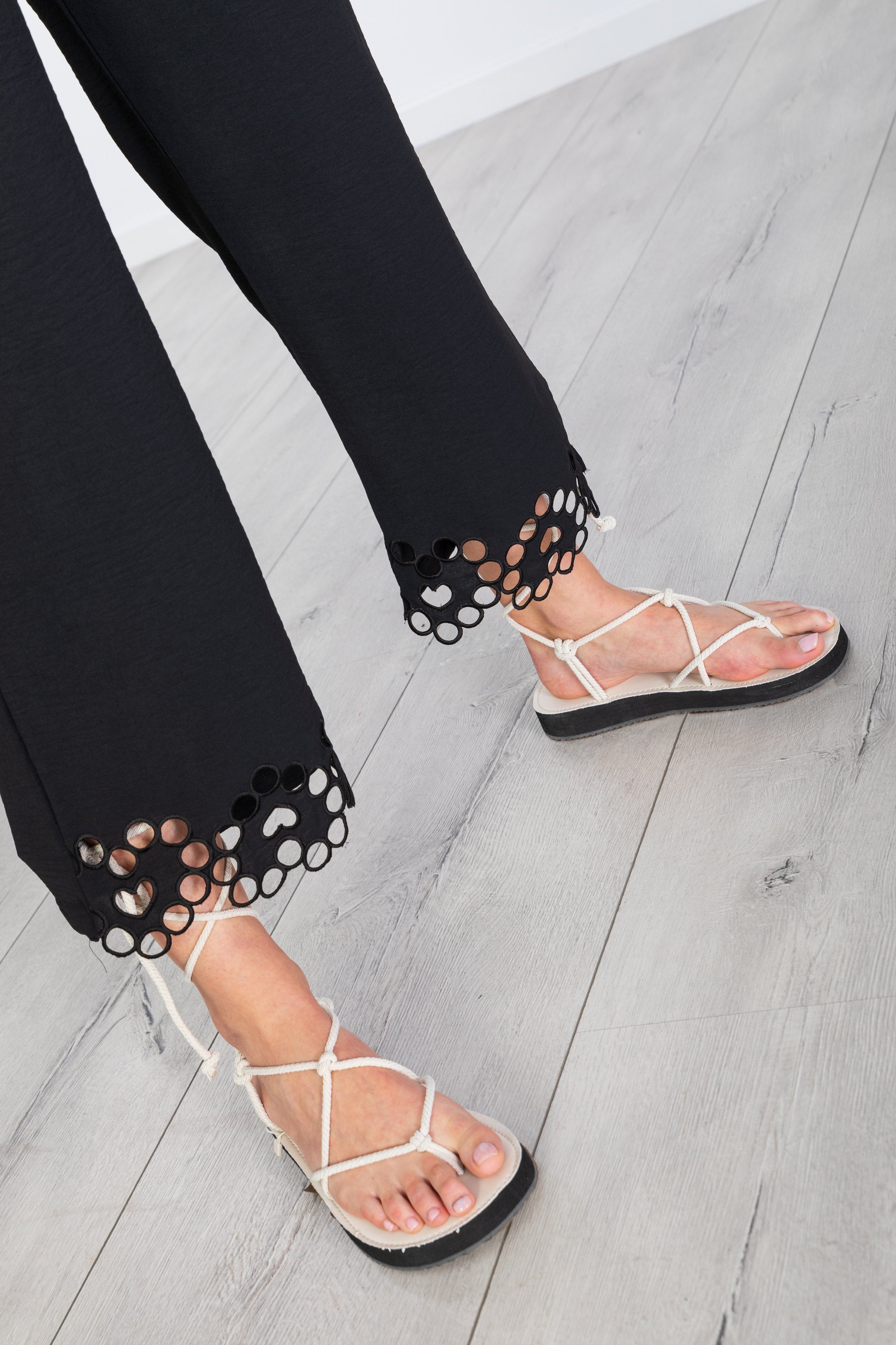 Pantalón negro pinzas con bordado calado LolitasyL - lolitasyl.com