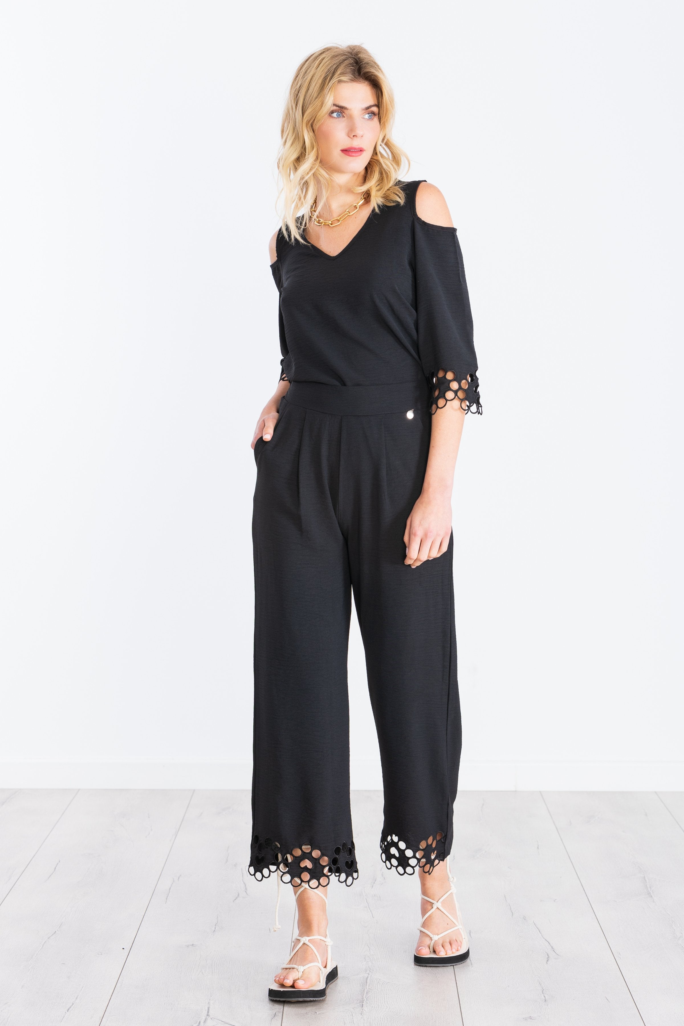 Pantalón negro pinzas con bordado calado LolitasyL - lolitasyl.com