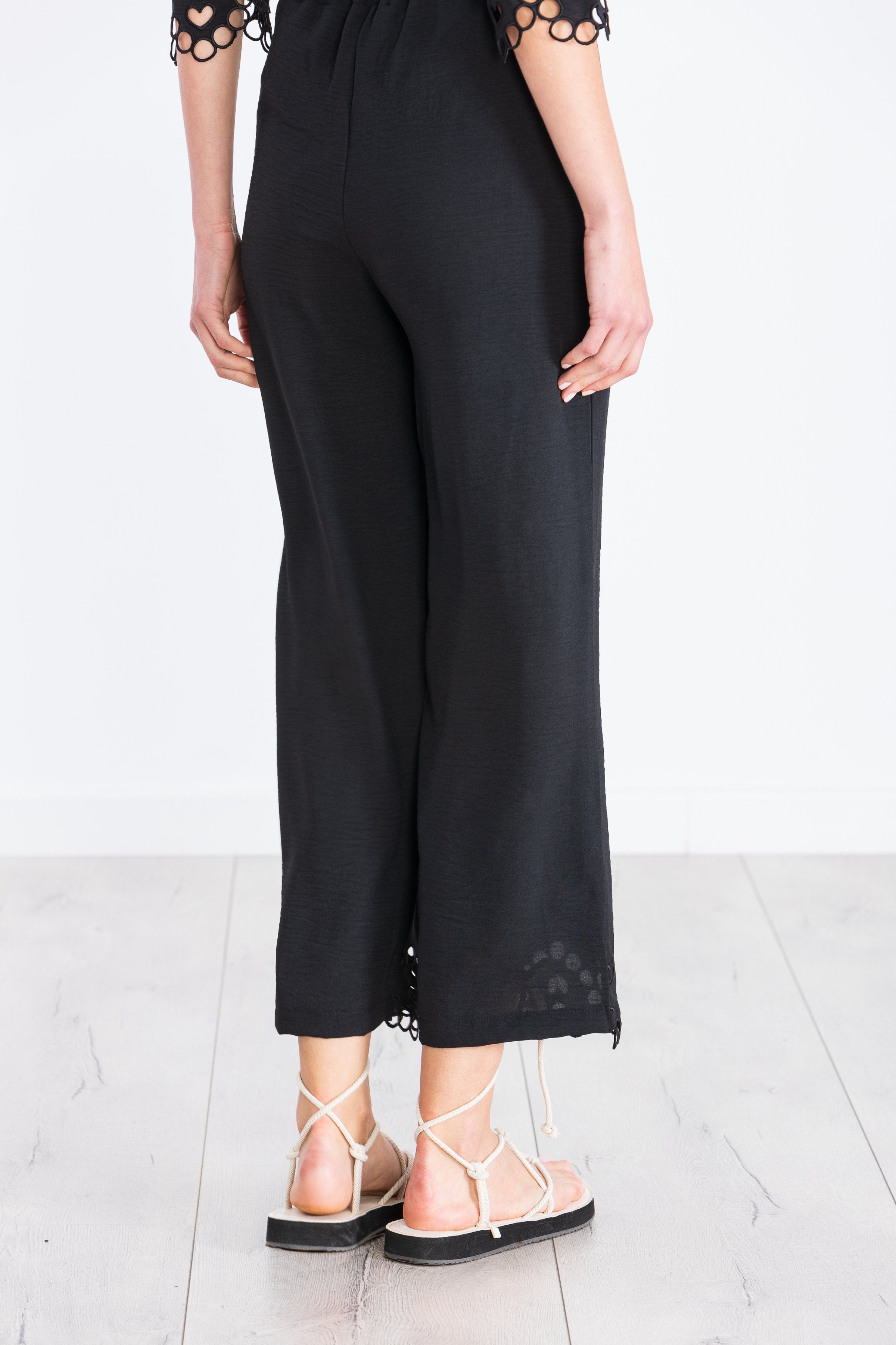 Pantalón negro pinzas con bordado calado LolitasyL - lolitasyl.com